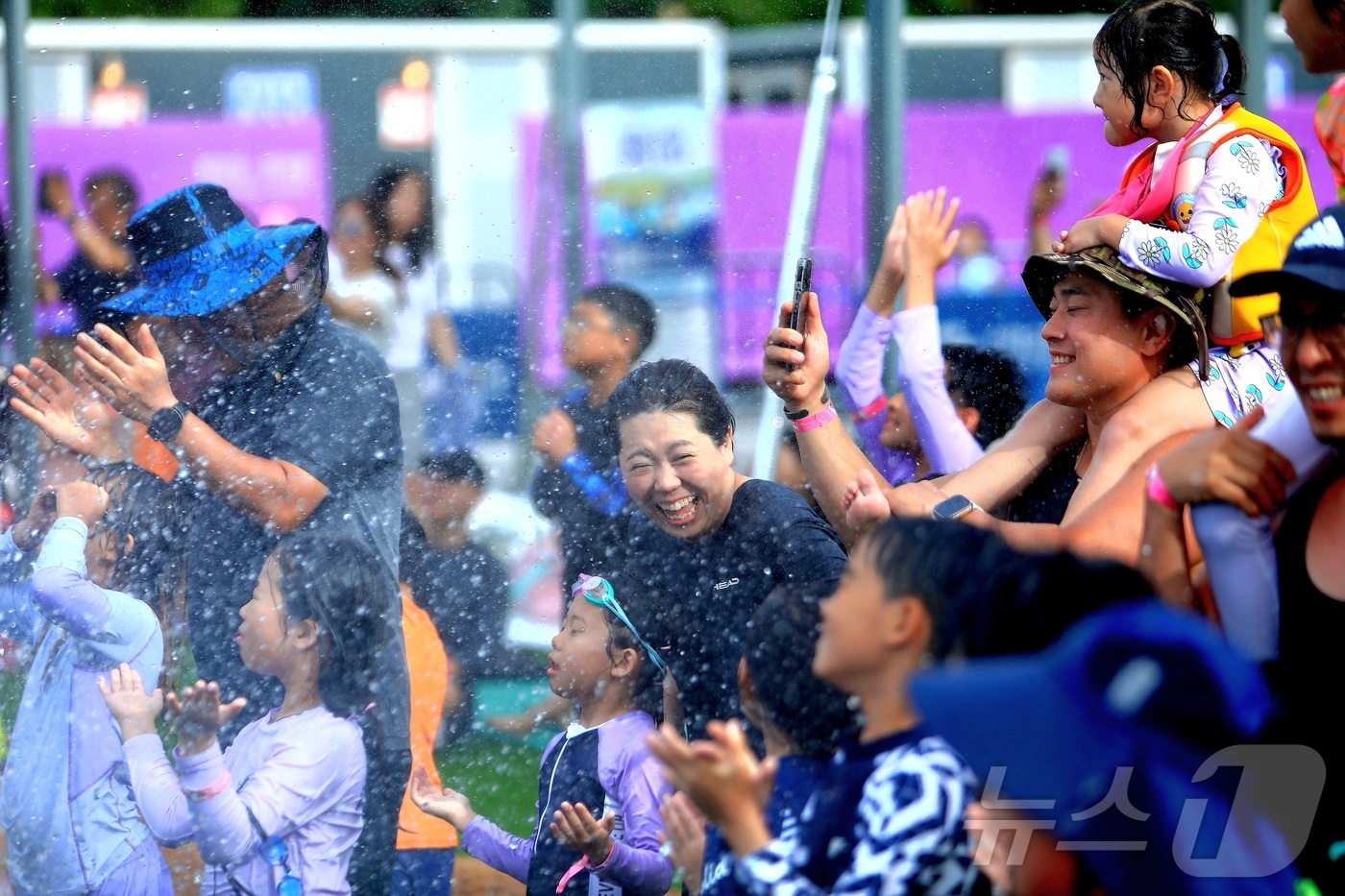 (인제=뉴스1) 이종재 기자 = 지난 2일 강원 인제군 남면 빙어호 일원에서 열린 인제군의 여름 축제인 ‘여름愛 인제愛 빠지다’를 찾은 관광객들이 축제를 즐기고 있다. 약 1300 …