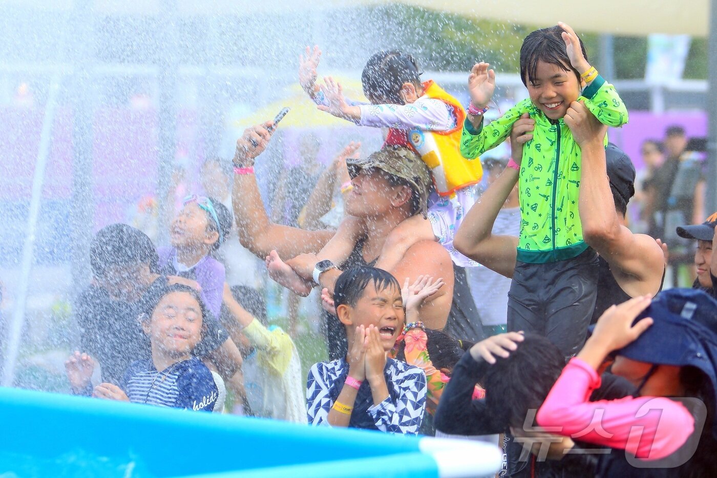 본문 이미지 - 지난 2일 강원 인제군 남면 빙어호 일원에서 열린 인제군의 여름 축제인 ‘여름愛 인제愛 빠지다’를 찾은 관광객들이 축제를 즐기고 있다. &#40;인제군 제공. 재사용 및 DB금지&#41; 2025.8.3/뉴스1 