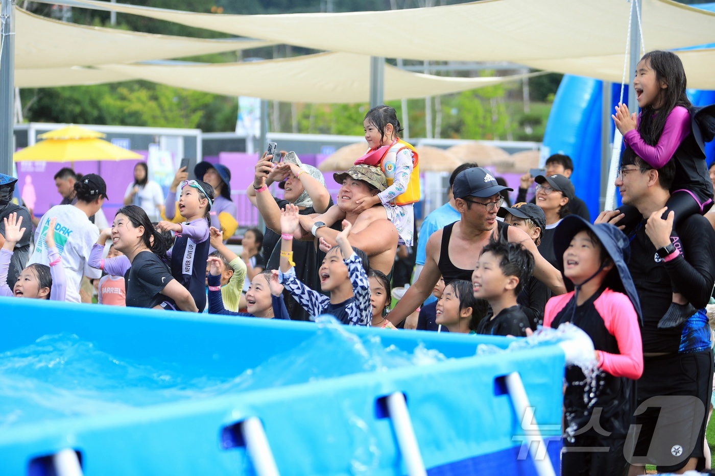(인제=뉴스1) 이종재 기자 = 지난 2일 강원 인제군 남면 빙어호 일원에서 열린 인제군의 여름 축제인 ‘여름愛 인제愛 빠지다’를 찾은 관광객들이 축제를 즐기고 있다. 약 1300 …