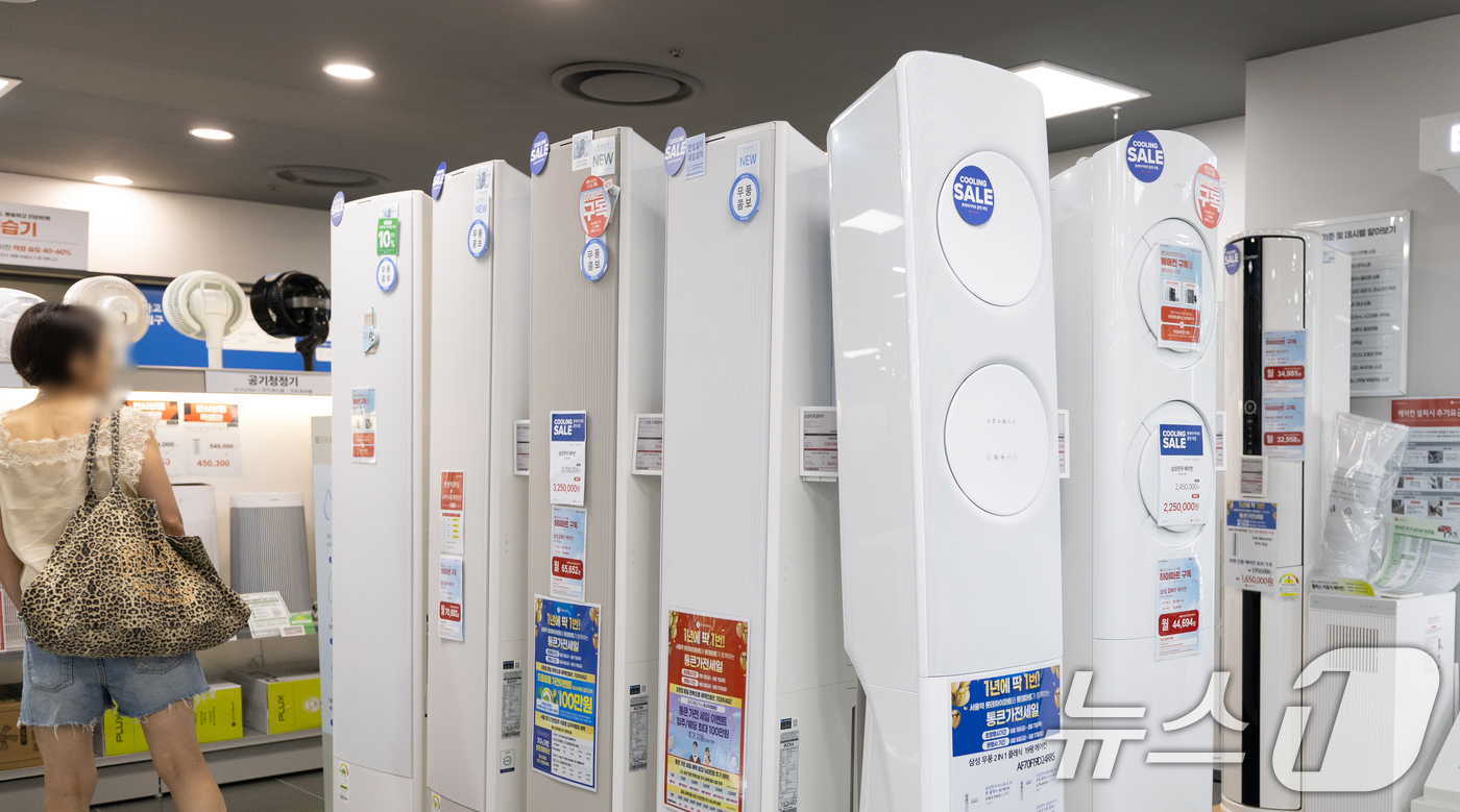 (서울=뉴스1) 이승배 기자 = 최근 역대급 폭염에 에어컨 판매량이 치솟았다. 7월 서울 열대야 일수가 117년 만에 최다인 23일을 기록했고 8월도 사상 최악의 무더위가 예고되면 …
