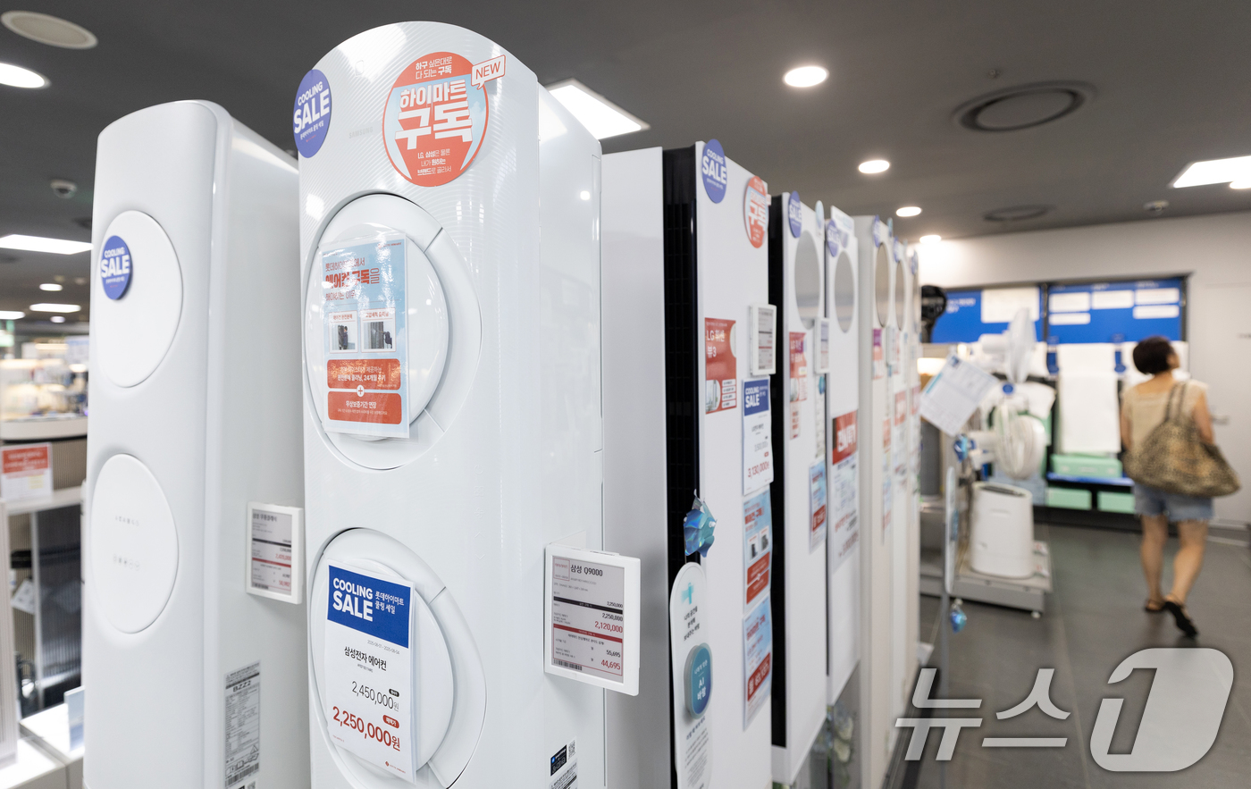 (서울=뉴스1) 이승배 기자 = 최근 역대급 폭염에 에어컨 판매량이 치솟았다. 7월 서울 열대야 일수가 117년 만에 최다인 23일을 기록했고 8월도 사상 최악의 무더위가 예고되면 …