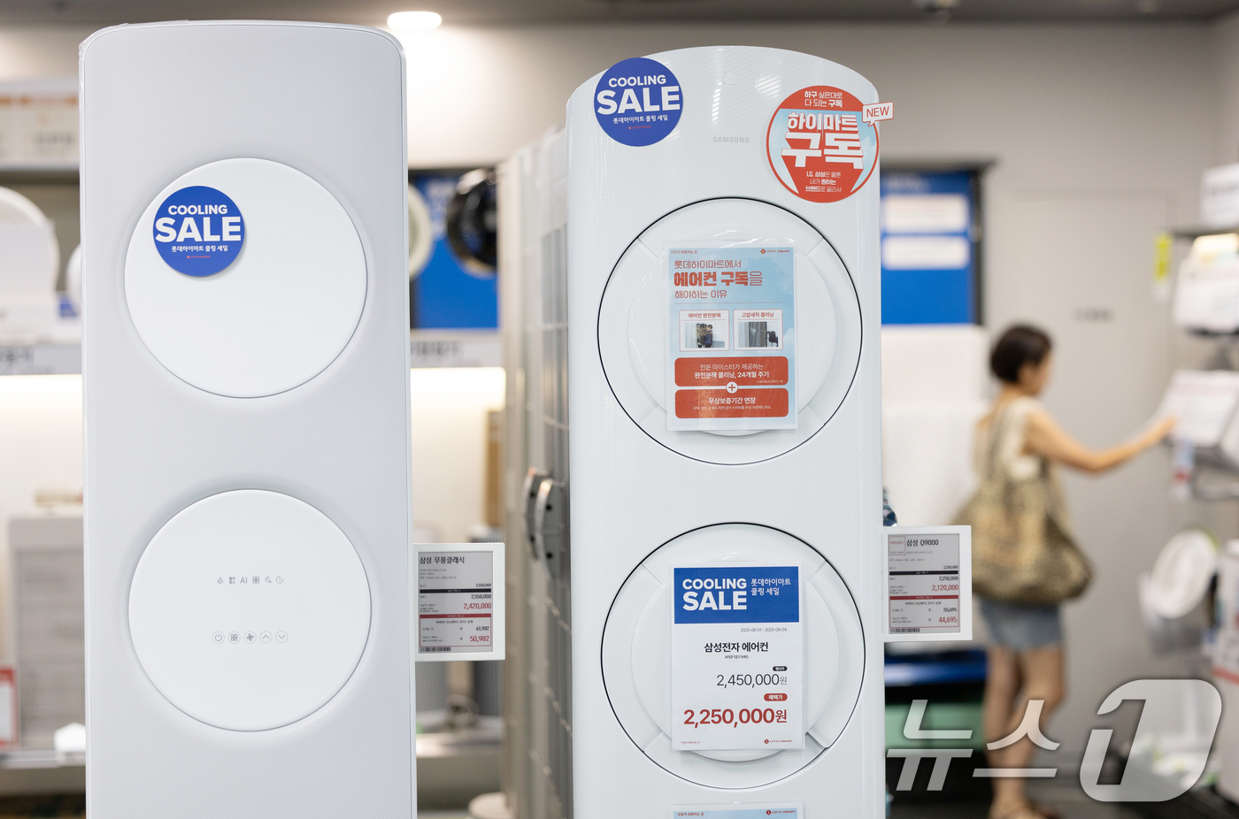 (서울=뉴스1) 이승배 기자 = 최근 역대급 폭염에 에어컨 판매량이 치솟았다. 7월 서울 열대야 일수가 117년 만에 최다인 23일을 기록했고 8월도 사상 최악의 무더위가 예고되면 …