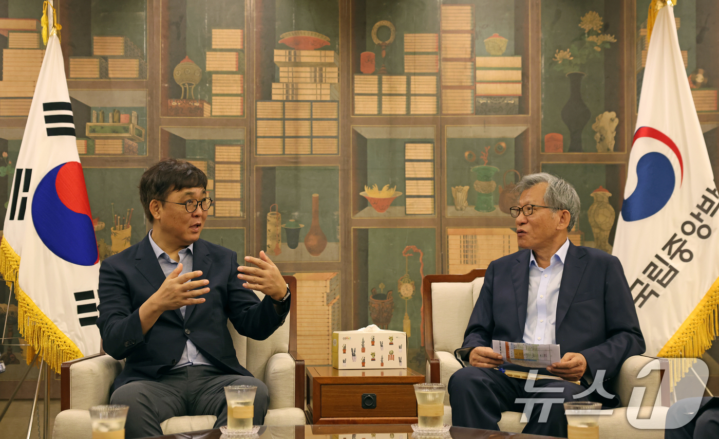 (서울=뉴스1) = 최휘영 문화체육관광부 장관이 3일 서울 용산구 국립중앙박물관을 찾아 관람객 증가와 박물관 상품 '뮷즈(MU:DS)' 판매 상황 등을 점검하고 유홍준 국립중앙박물 …
