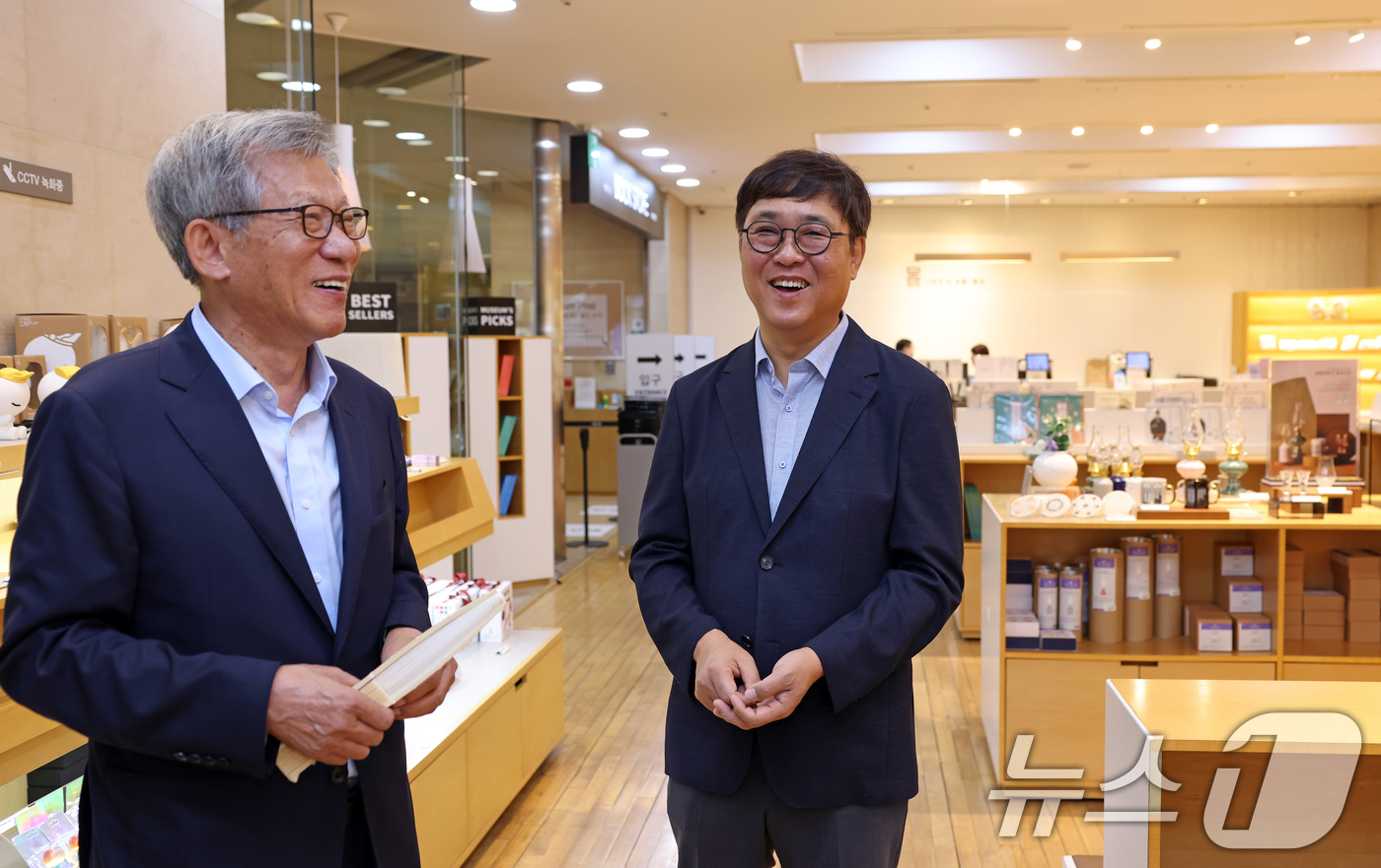 (서울=뉴스1) = 최휘영 문화체육관광부 장관이 3일 서울 용산구 국립중앙박물관을 찾아 유홍준 국립중앙박물관장과 함께 박물관 상품 '뮷즈(MU:DS)' 판매 상황을 점검하고 있다. …