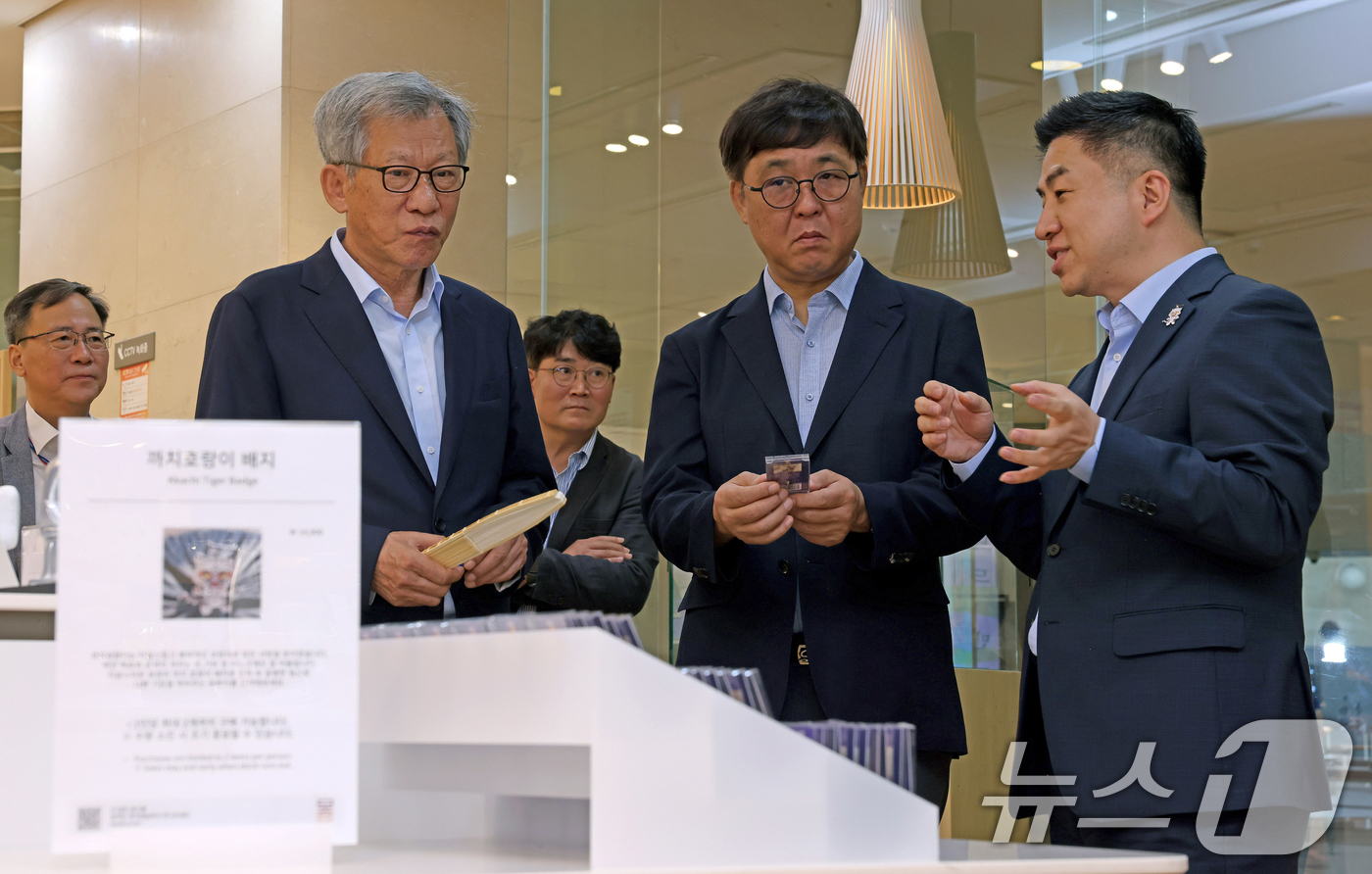 (서울=뉴스1) = 최휘영 문화체육관광부 장관이 3일 서울 용산구 국립중앙박물관을 찾아 유홍준 국립중앙박물관장과 함께 박물관 상품 '뮷즈(MU:DS)' 판매 상황을 점검하고 있다. …