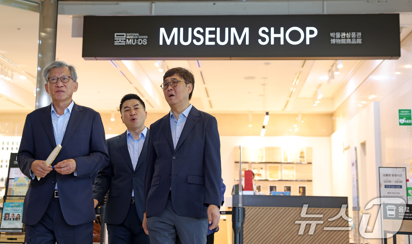 (서울=뉴스1) = 최휘영 문화체육관광부 장관이 3일 서울 용산구 국립중앙박물관을 찾아 유홍준 국립중앙박물관장과 함께 박물관 상품 '뮷즈(MU:DS)' 판매 상황을 점검하고 있다. …