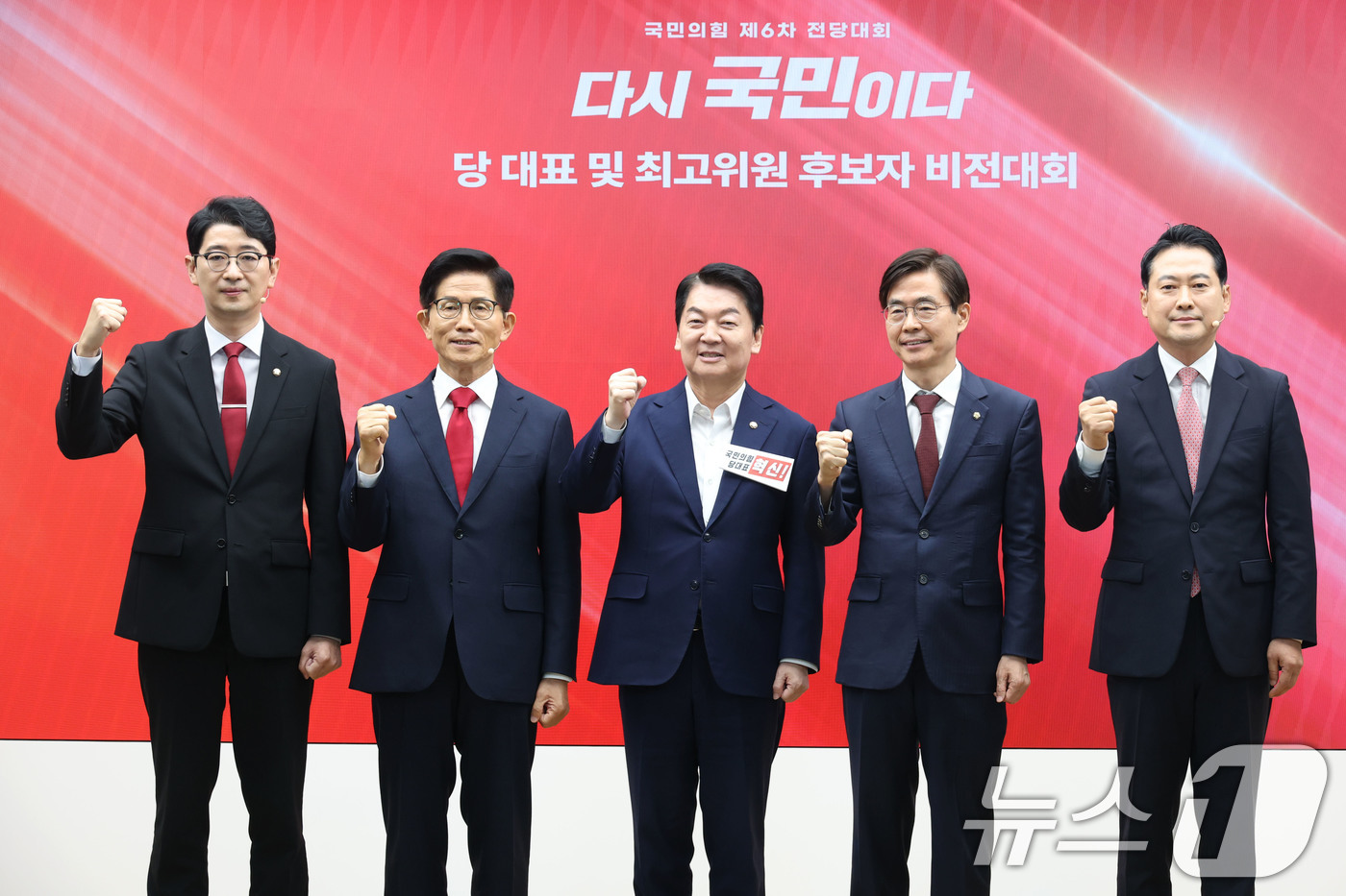 (서울=뉴스1) 이광호 기자 = 국민의힘 당 대표 후보들이 3일 오후 서울 여의도 중앙당사에서 열린 제6차 전당대회 후보자 비전대회에서 기념촬영을 하고 있다.왼쪽부터 주진우, 김문 …