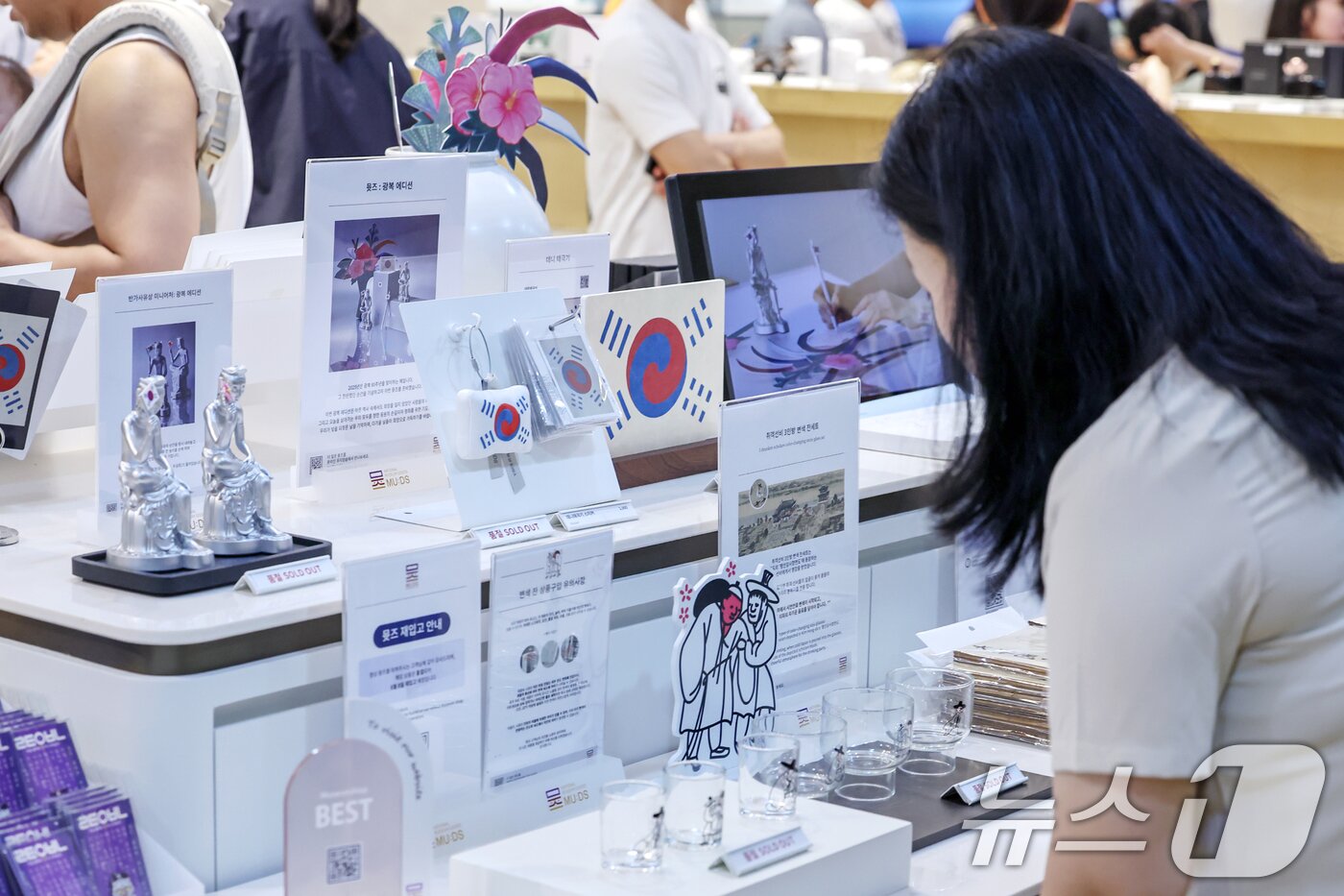 본문 이미지 - 지난 3일 오전 서울 용산구 국립중앙박물관 공식 굿즈 매장 &#39;뮷즈샵&#39;이 관람객들로 붐비고 있다. 2025.8.3/뉴스1 ⓒ News1 민경석 기자
