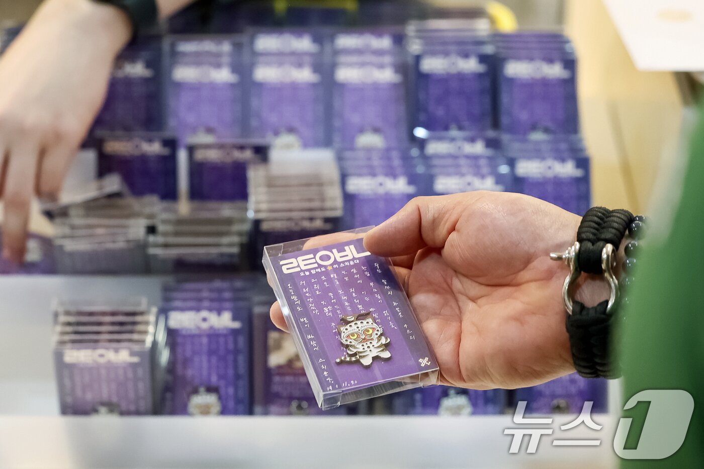 본문 이미지 - 3일 오전 서울 용산구 국립중앙박물관 공식 굿즈 매장 '뮷즈샵'에서 품절 사태를 일으켰던 까치 호랑이 배지가 판매되고 있다. 2025.8.3/뉴스1 ⓒ News1 민경석 기자