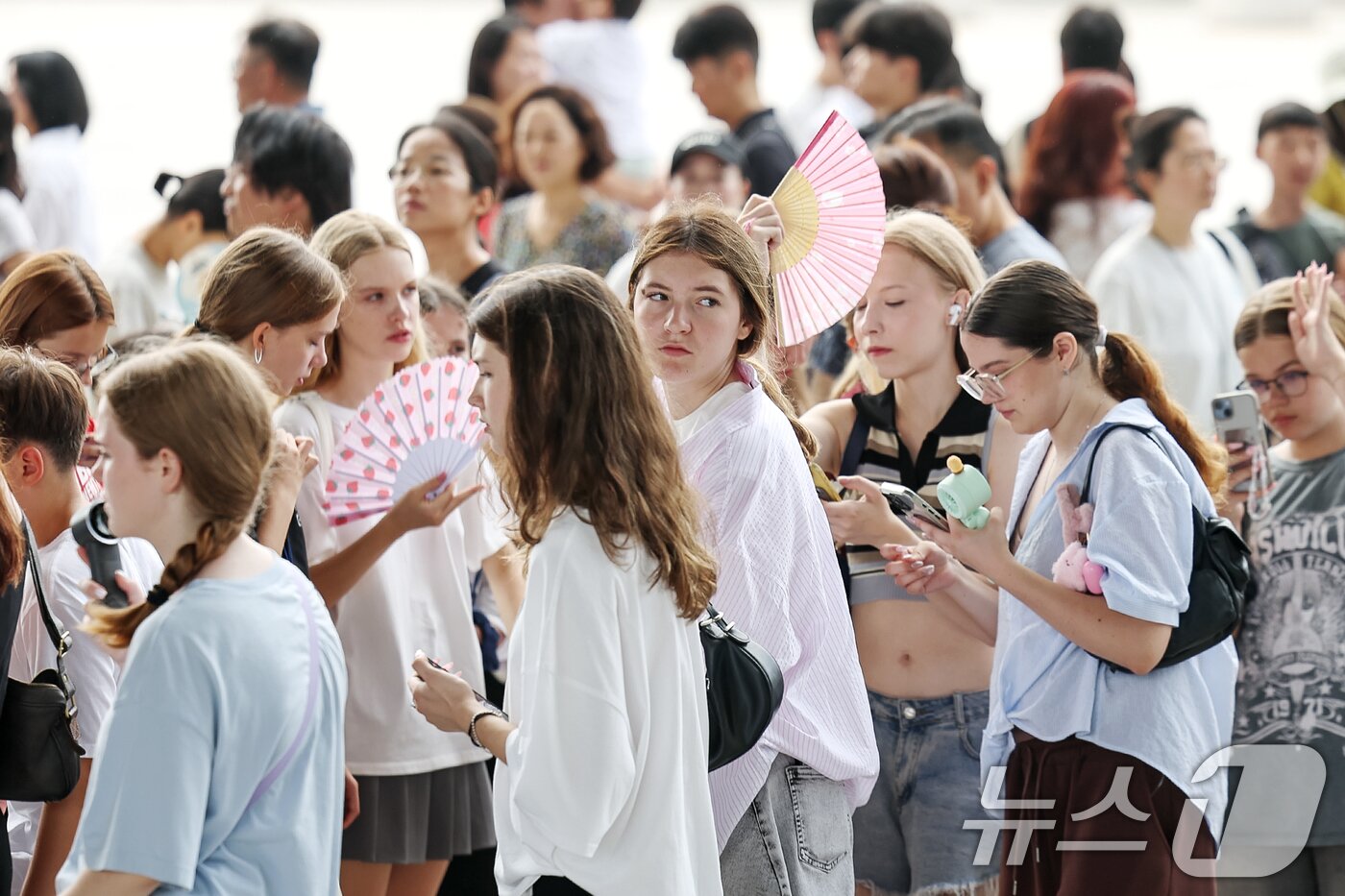 본문 이미지 - 서울 용산구 국립중앙박물관 전시실 앞 광장에서 외국인 학생들이 줄을 서 전시실로 입장하고 있다. 2025.8.3/뉴스1 ⓒ News1 민경석 기자