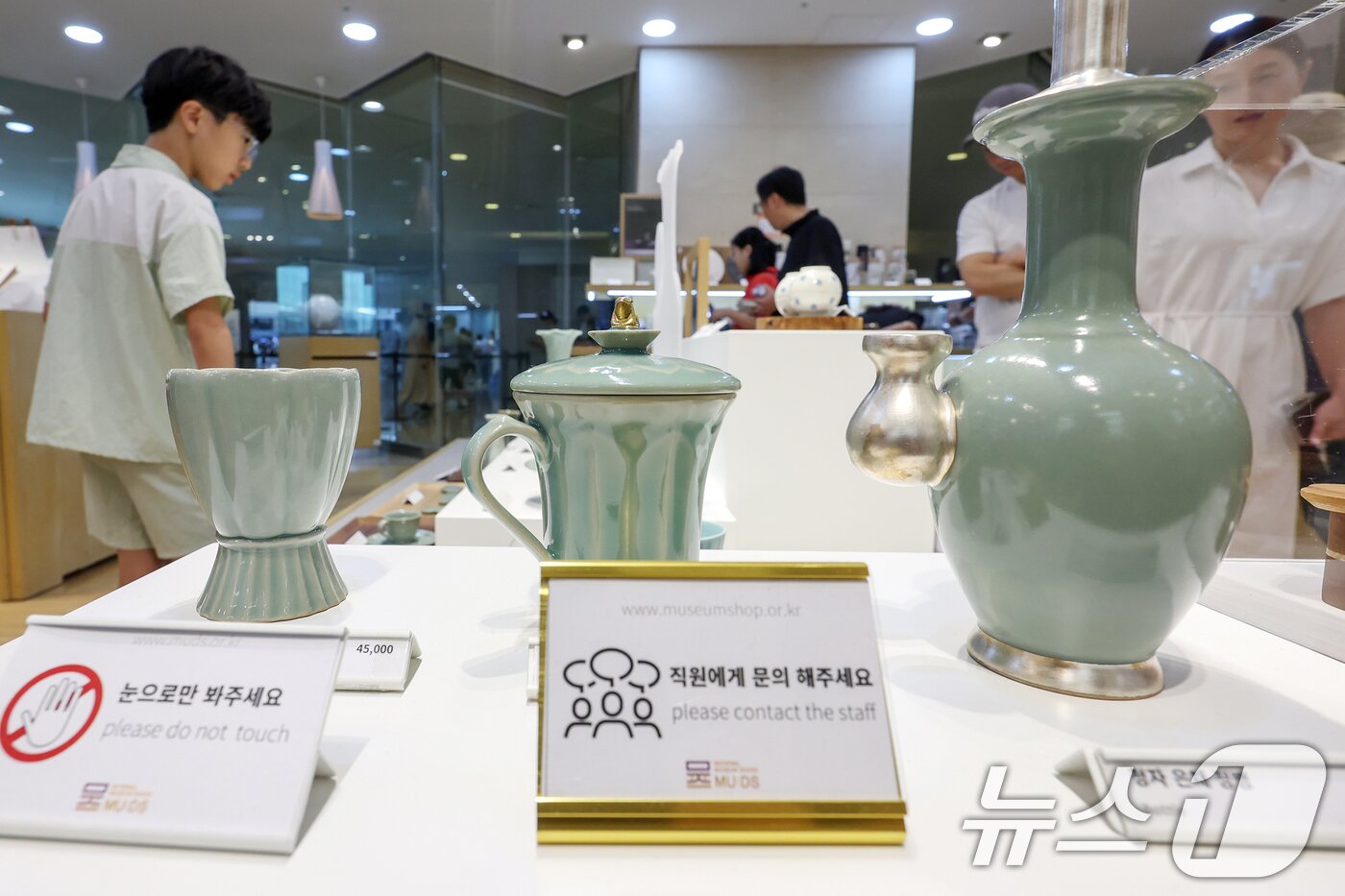 본문 이미지 - 3일 오전 서울 용산구 국립중앙박물관 공식 굿즈 매장 '뮷즈샵'이 관람객들로 붐비고 있다. 2025.8.3/뉴스1 ⓒ News1 민경석 기자