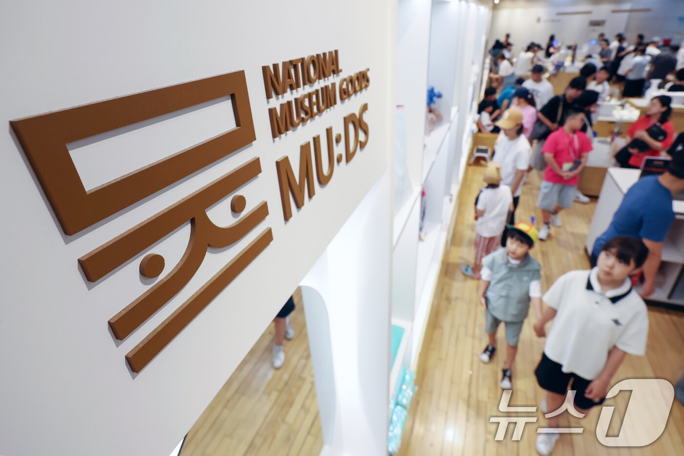 본문 이미지 - 3일 오전 서울 용산구 국립중앙박물관 공식 굿즈 매장 '뮷즈샵'이 관람객들로 붐비고 있다. 2025.8.3/뉴스1 ⓒ News1 민경석 기자