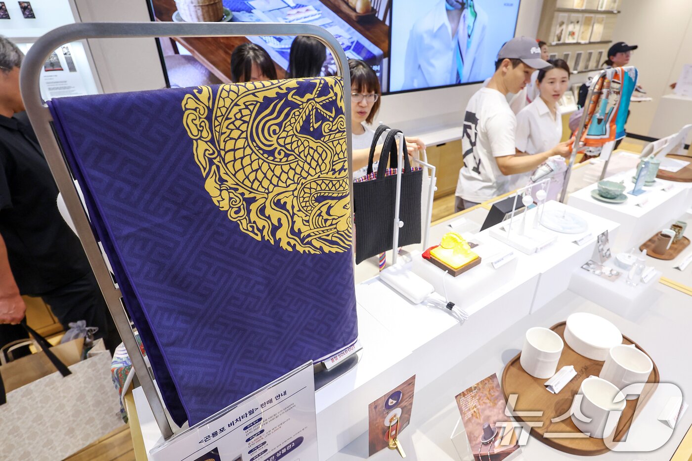 본문 이미지 - 3일 오전 서울 용산구 국립중앙박물관 공식 굿즈 매장 '뮷즈샵'이 관람객들로 붐비고 있다. 2025.8.3/뉴스1 ⓒ News1 민경석 기자