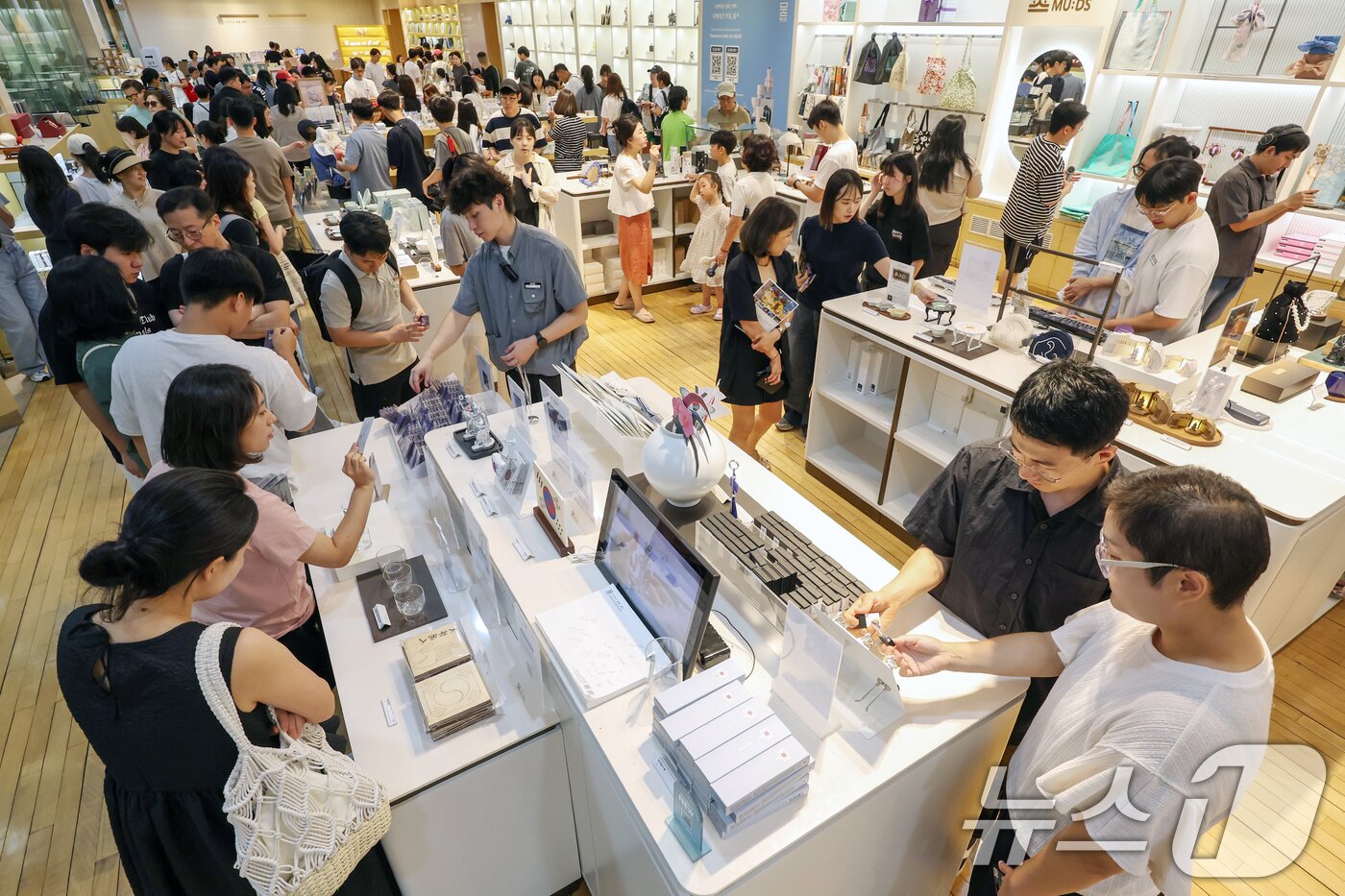 본문 이미지 - 3일 오전 서울 용산구 국립중앙박물관 공식 굿즈 매장 '뮷즈샵'이 관람객들로 붐비고 있다. 2025.8.3/뉴스1 ⓒ News1 민경석 기자