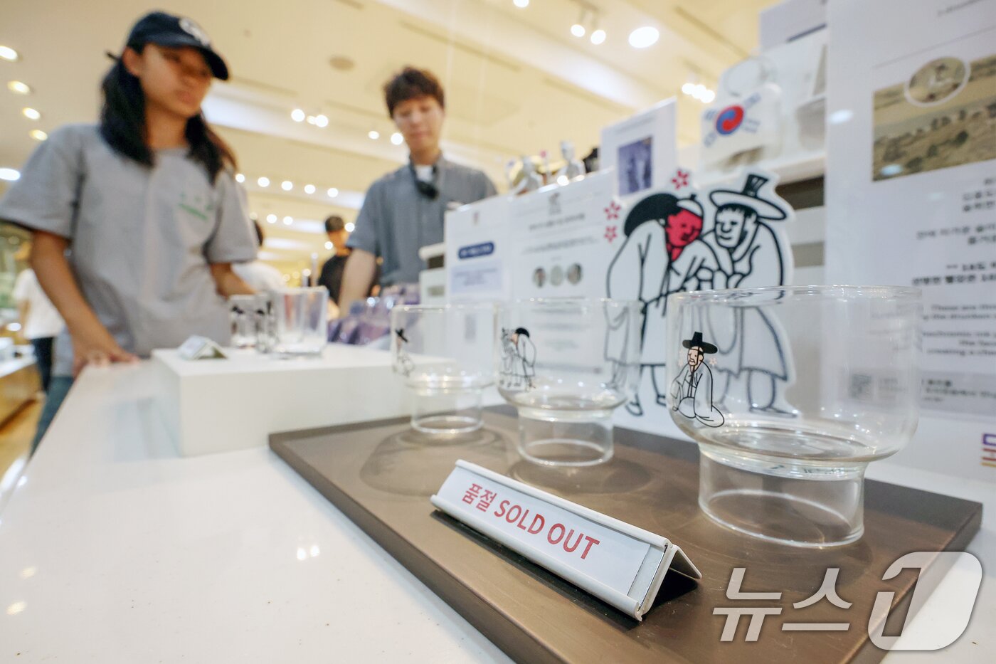 본문 이미지 - 3일 오전 서울 용산구 국립중앙박물관 공식 굿즈 매장 '뮷즈샵'이 관람객들로 붐비고 있다. 2025.8.3/뉴스1 ⓒ News1 민경석 기자