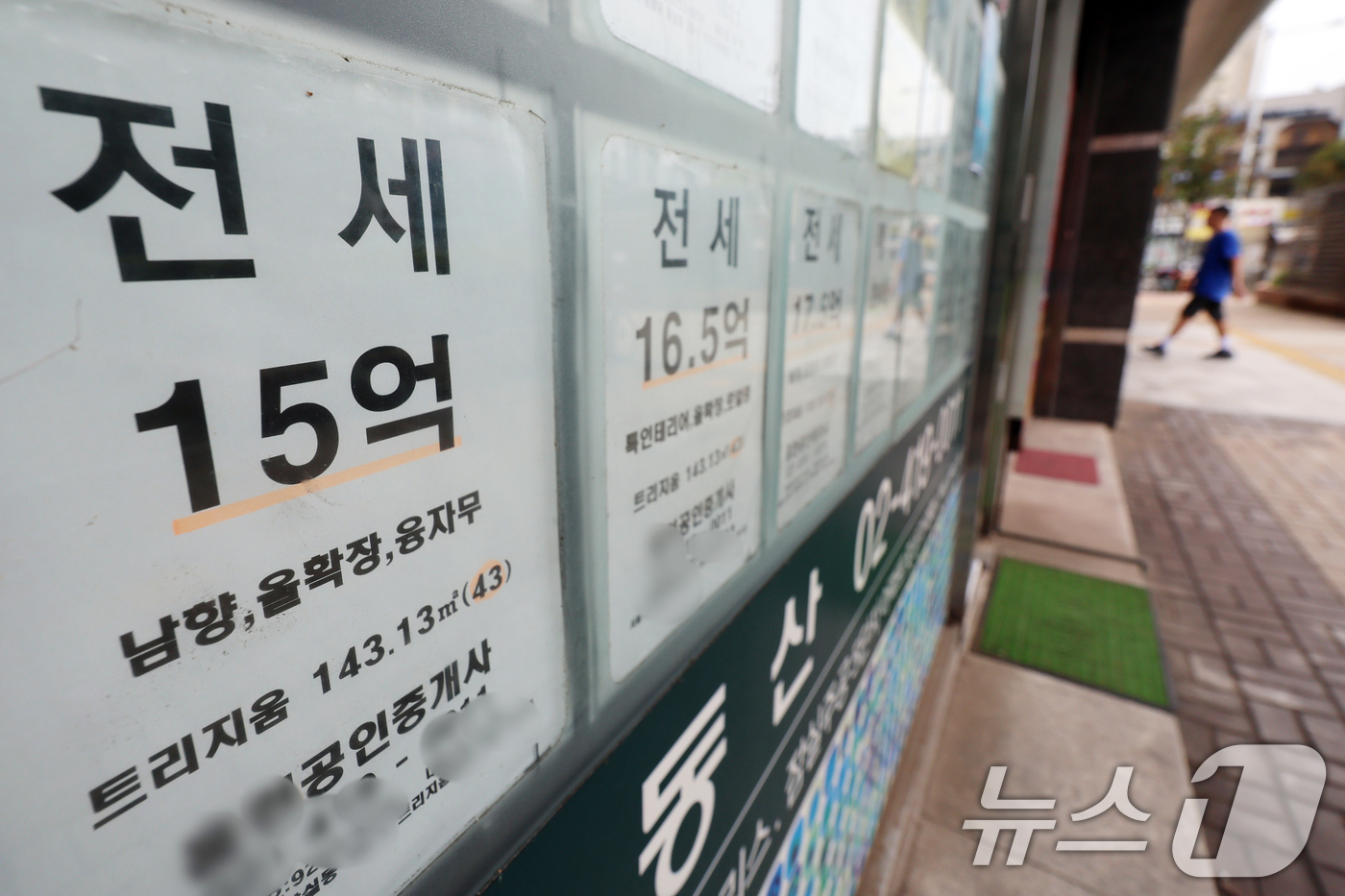 (서울=뉴스1) 황기선 기자 = 3일 서울 시내 한 공인중개사사무소에 아파트 전세 매물 시세가 게시돼 있다.KB부동산이 발표한 7월(조사기준 7월 14일) 전국주택가격동향 자료에 …
