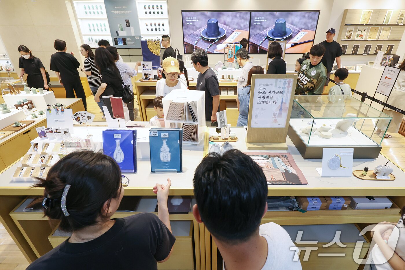본문 이미지 - 3일 오전 서울 용산구 국립중앙박물관 공식 굿즈 매장 '뮷즈샵'이 관람객들로 붐비고 있다. 2025.8.3/뉴스1 ⓒ News1 민경석 기자