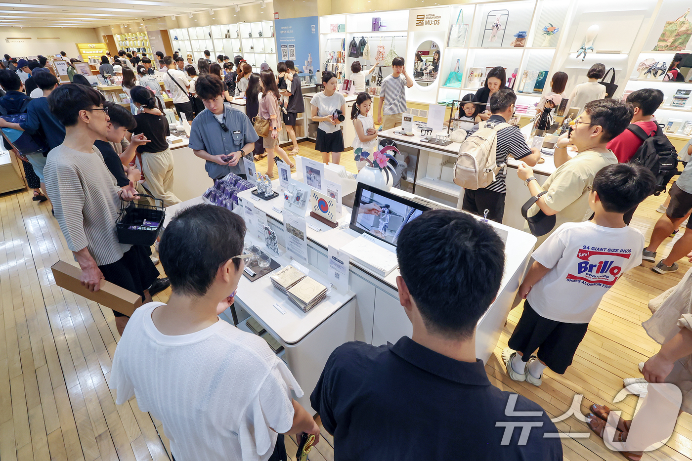 (서울=뉴스1) 민경석 기자 = 3일 오전 서울 용산구 국립중앙박물관 공식 굿즈 매장 '뮷즈샵'이 관람객들로 붐비고 있다.국립중앙박물관에 따르면 지난 7월 박물관 관람객 수는 69 …