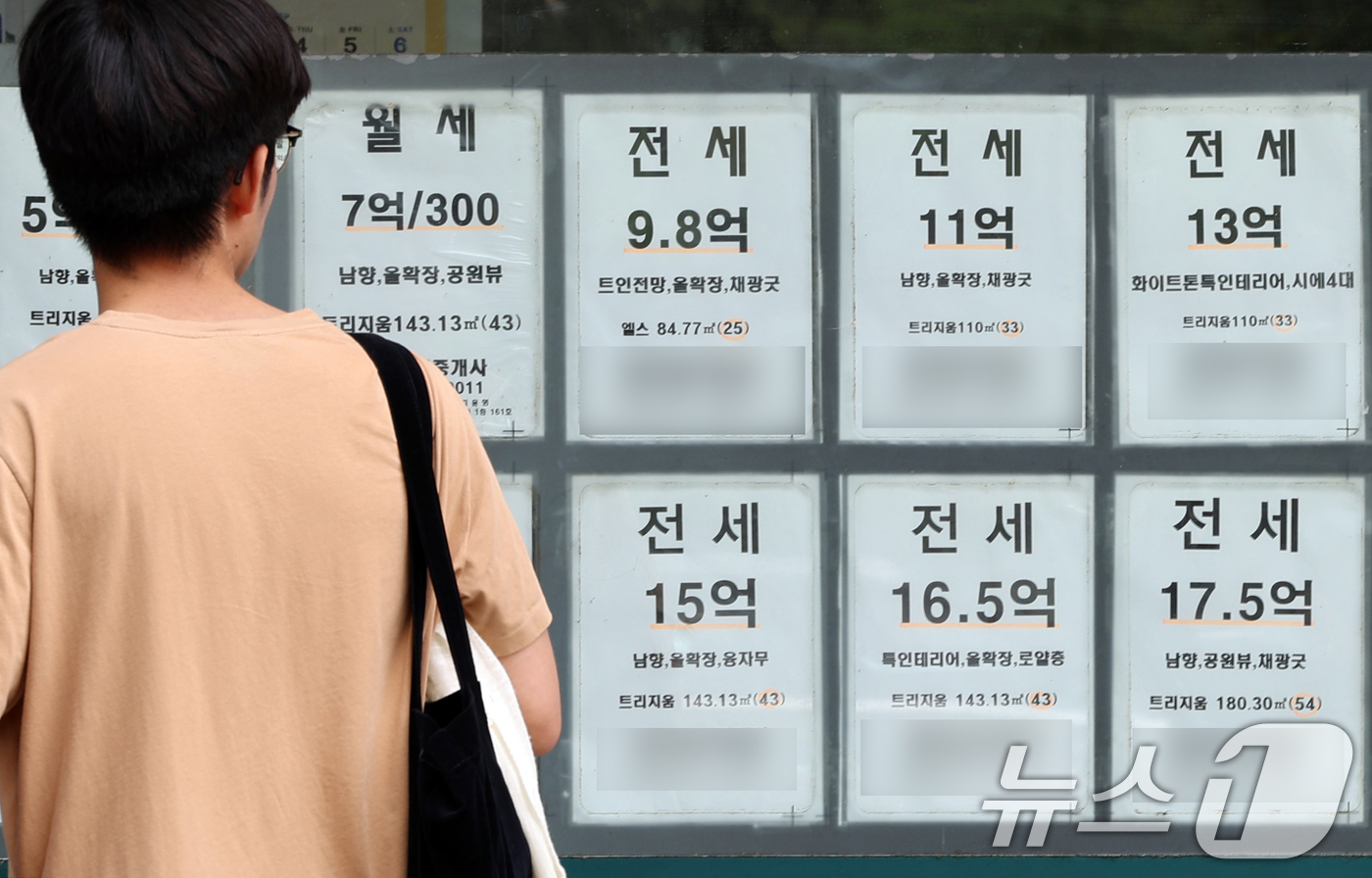 (서울=뉴스1) 황기선 기자 = 3일 서울 시내 한 공인중개사사무소에 아파트 전세 매물 시세가 게시돼 있다.KB부동산이 발표한 7월(조사기준 7월 14일) 전국주택가격동향 자료에 …