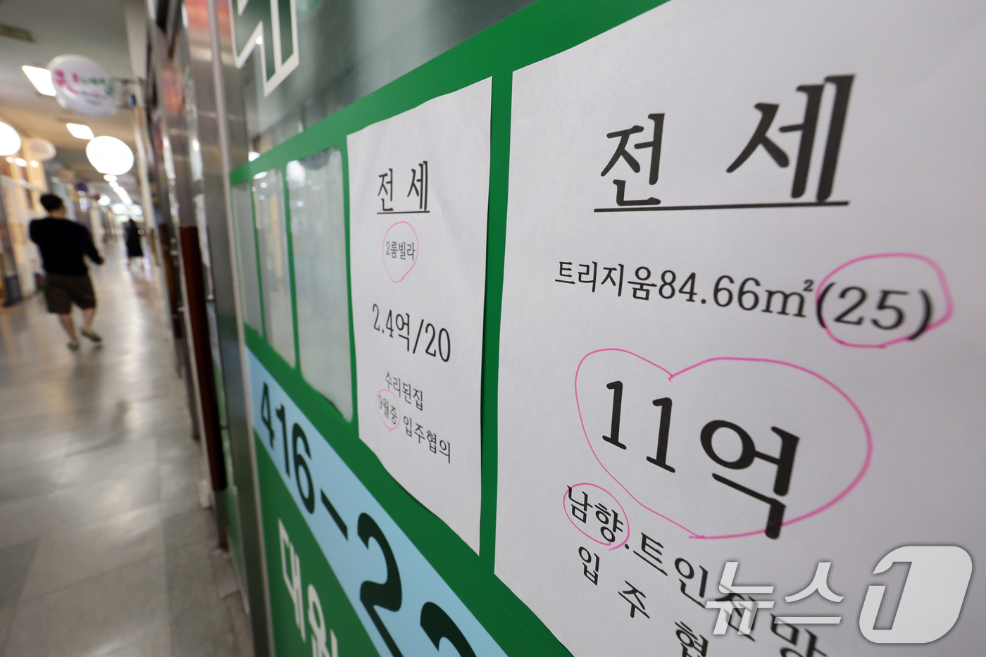 (서울=뉴스1) 황기선 기자 = 3일 서울 시내 한 공인중개사사무소에 아파트 전세 매물 시세가 게시돼 있다.KB부동산이 발표한 7월(조사기준 7월 14일) 전국주택가격동향 자료에 …