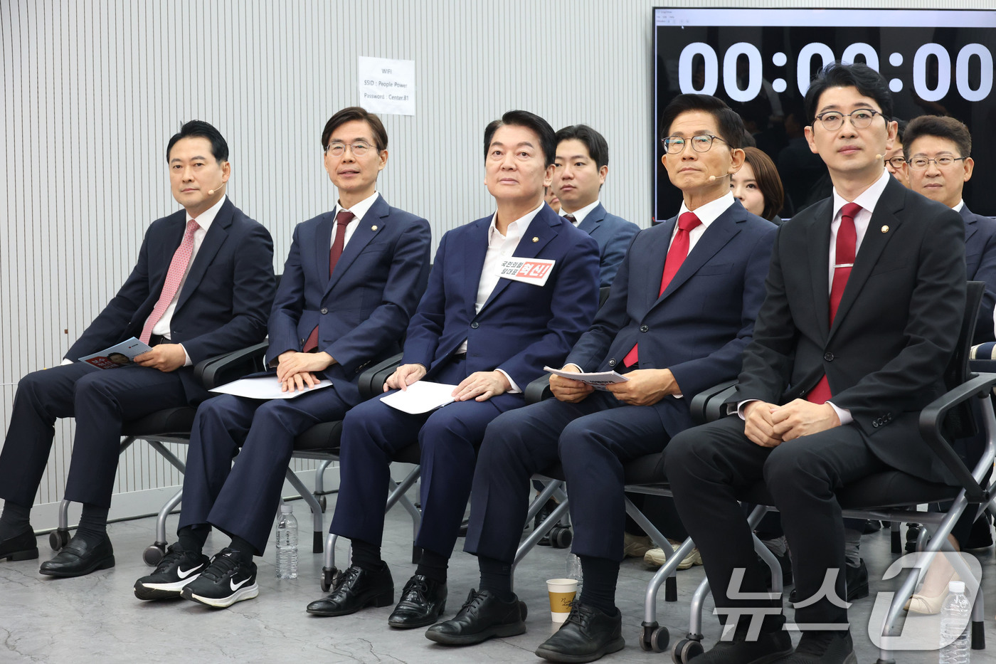 (서울=뉴스1) 이광호 기자 = 국민의힘 당 대표 후보들이 3일 오후 서울 여의도 중앙당사에서 열린 제6차 전당대회 후보자 비전대회에 참석해 나란히 앉아 있다.오른쪽부터 주진우, …