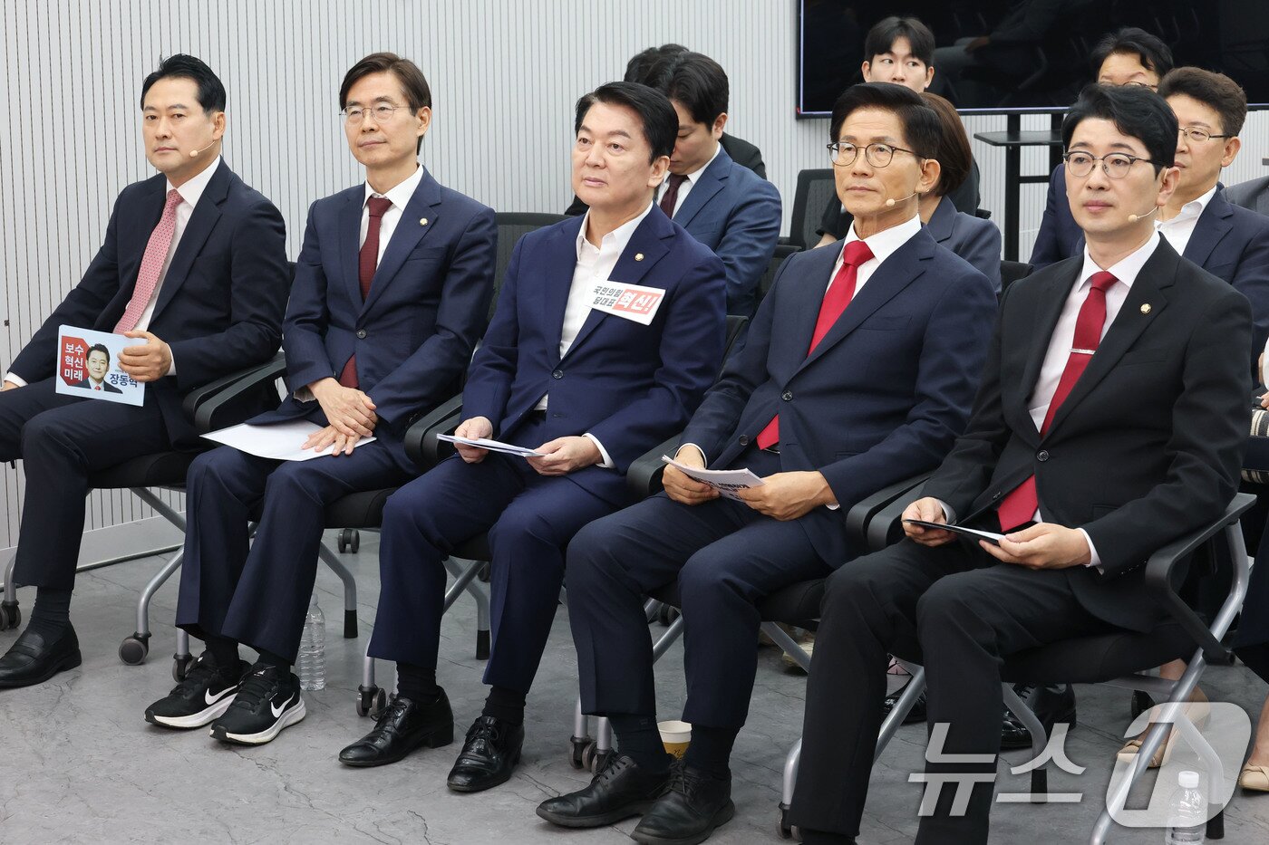 본문 이미지 - 국민의힘 당 대표 후보들이 3일 오후 서울 여의도 중앙당사에서 열린 제6차 전당대회 후보자 비전대회에 참석해 나란히 앉아 있다. 오른쪽부터 주진우, 김문수, 안철수, 조경태, 장동혁 후보. 2025.8.3/뉴스1 ⓒ News1 이광호 기자