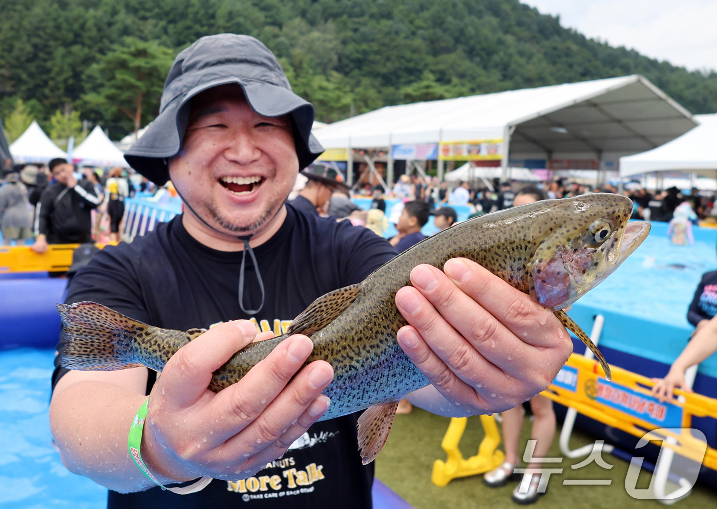 (서울=뉴스1) = 여름 휴가 절정인 3일 오후 강원 평창군 대화면 땀띠공원 일원에서 열린 '2025 평창더위사냥축제'를 찾은 어린이가 송어맨손잡기 체험을  즐기고 있다.'판타스틱 …