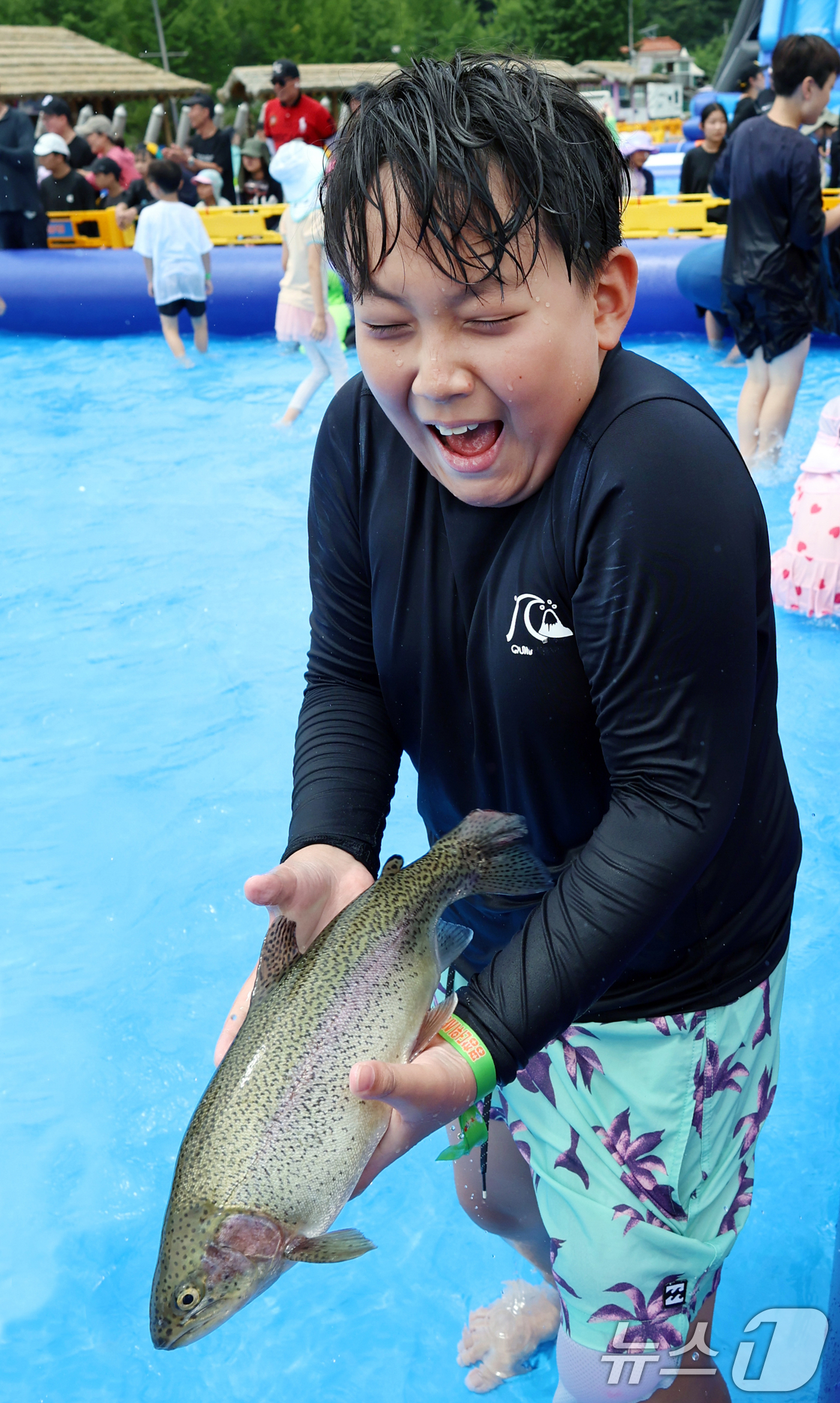 (서울=뉴스1) = 여름 휴가 절정인 3일 오후 강원 평창군 대화면 땀띠공원 일원에서 열린 '2025 평창더위사냥축제'를 찾은 어린이가 송어맨손잡기 체험을  즐기고 있다.'판타스틱 …