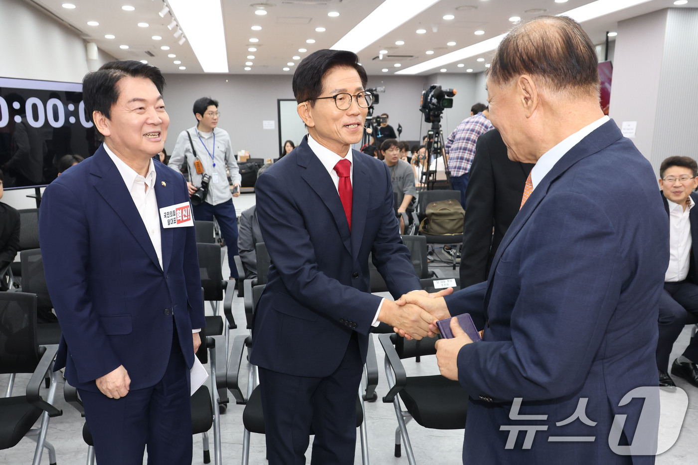 (서울=뉴스1) 이광호 기자 = 국민의힘 안철수(왼쪽), 김문수 당대표 후보가 3일 오후 서울 여의도 중앙당사에서 열린 제6차 전당대회 후보자 비전대회에 참석해 황우여 선관위원장과 …