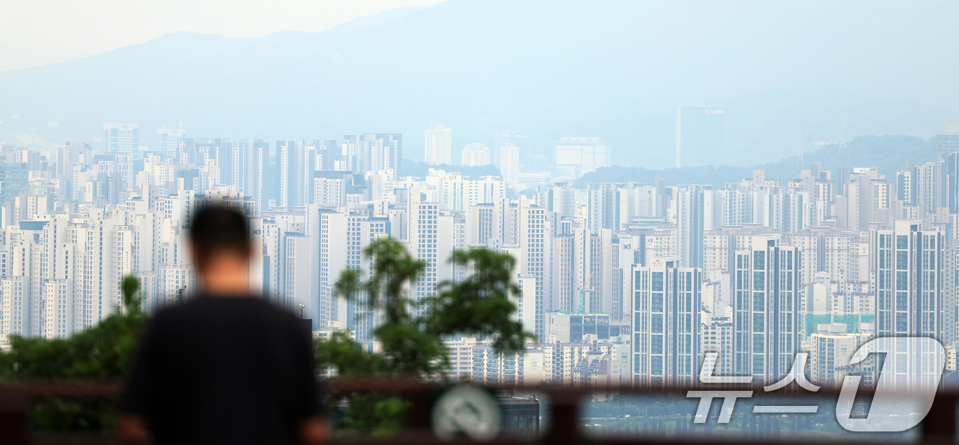 (서울=뉴스1) 황기선 기자 = 정부의 6·27 대출 규제 시행 후 서울 아파트 매맷값 상승 폭이 줄면서 집값 안정화에 대한 기대감이 커진 3일 서울 시내 아파트 단지가 보이고 있 …