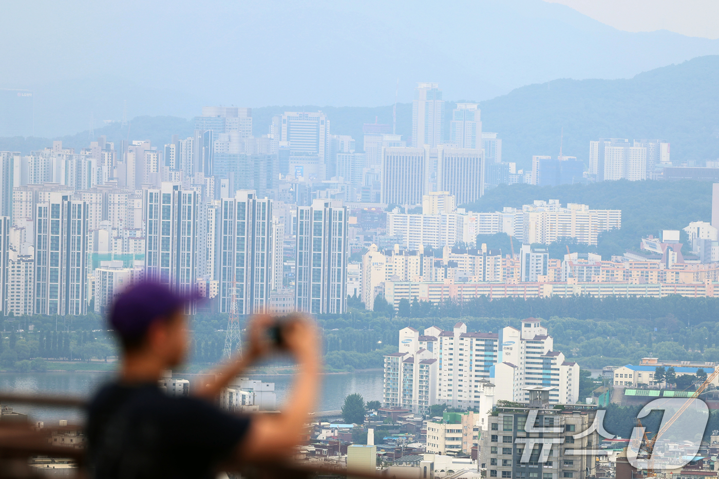 (서울=뉴스1) 황기선 기자 = 정부의 6·27 대출 규제 시행 후 서울 아파트 매맷값 상승 폭이 줄면서 집값 안정화에 대한 기대감이 커진 3일 서울 시내 아파트 단지가 보이고 있 …