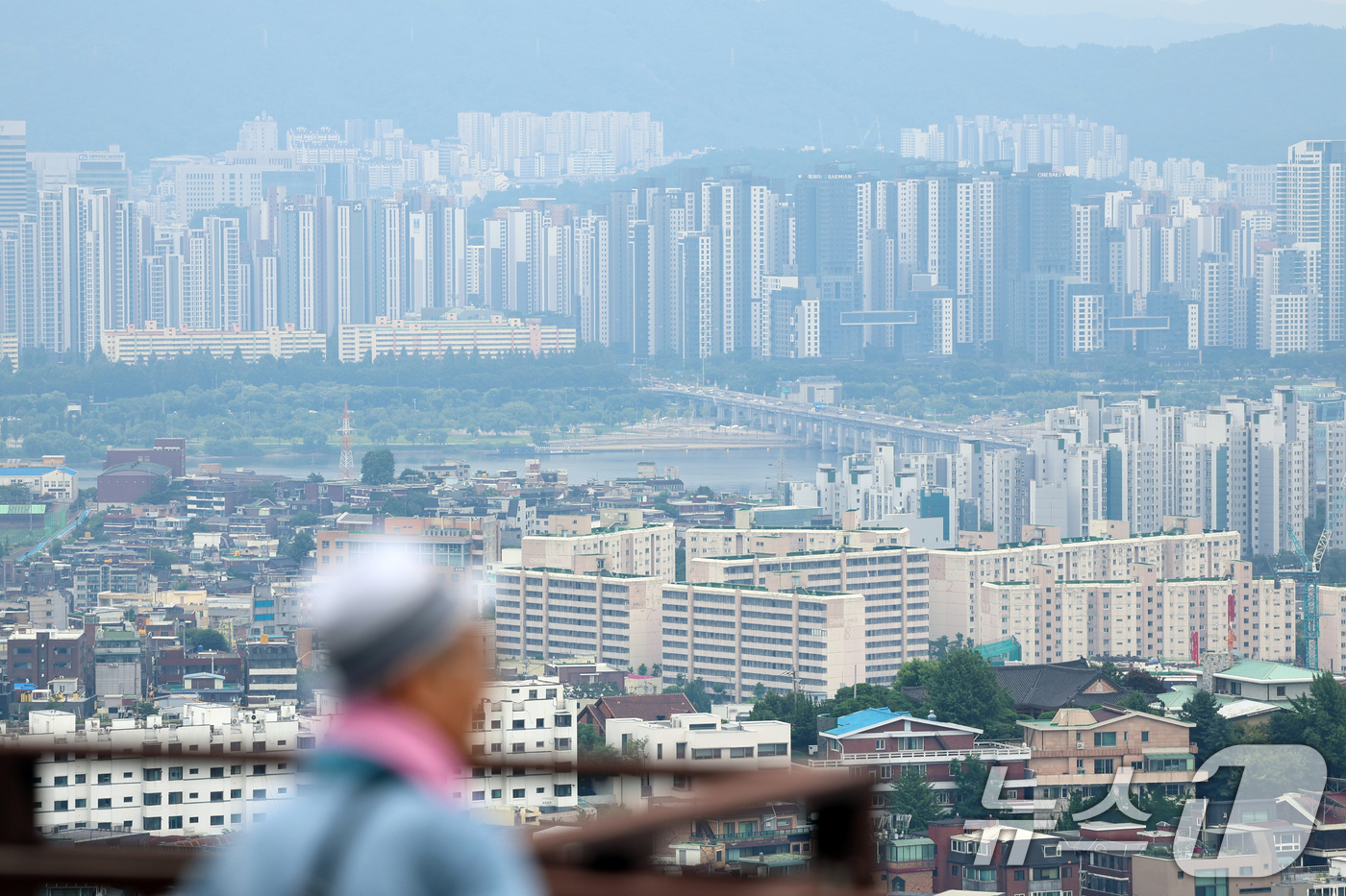 (서울=뉴스1) 황기선 기자 = 정부의 6·27 대출 규제 시행 후 서울 아파트 매맷값 상승 폭이 줄면서 집값 안정화에 대한 기대감이 커진 3일 서울 시내 아파트 단지가 보이고 있 …