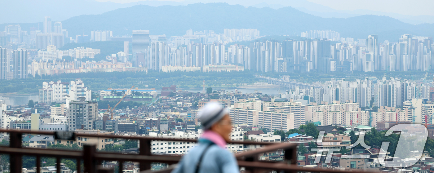 (서울=뉴스1) 황기선 기자 = 정부의 6·27 대출 규제 시행 후 서울 아파트 매맷값 상승 폭이 줄면서 집값 안정화에 대한 기대감이 커진 3일 서울 시내 아파트 단지가 보이고 있 …