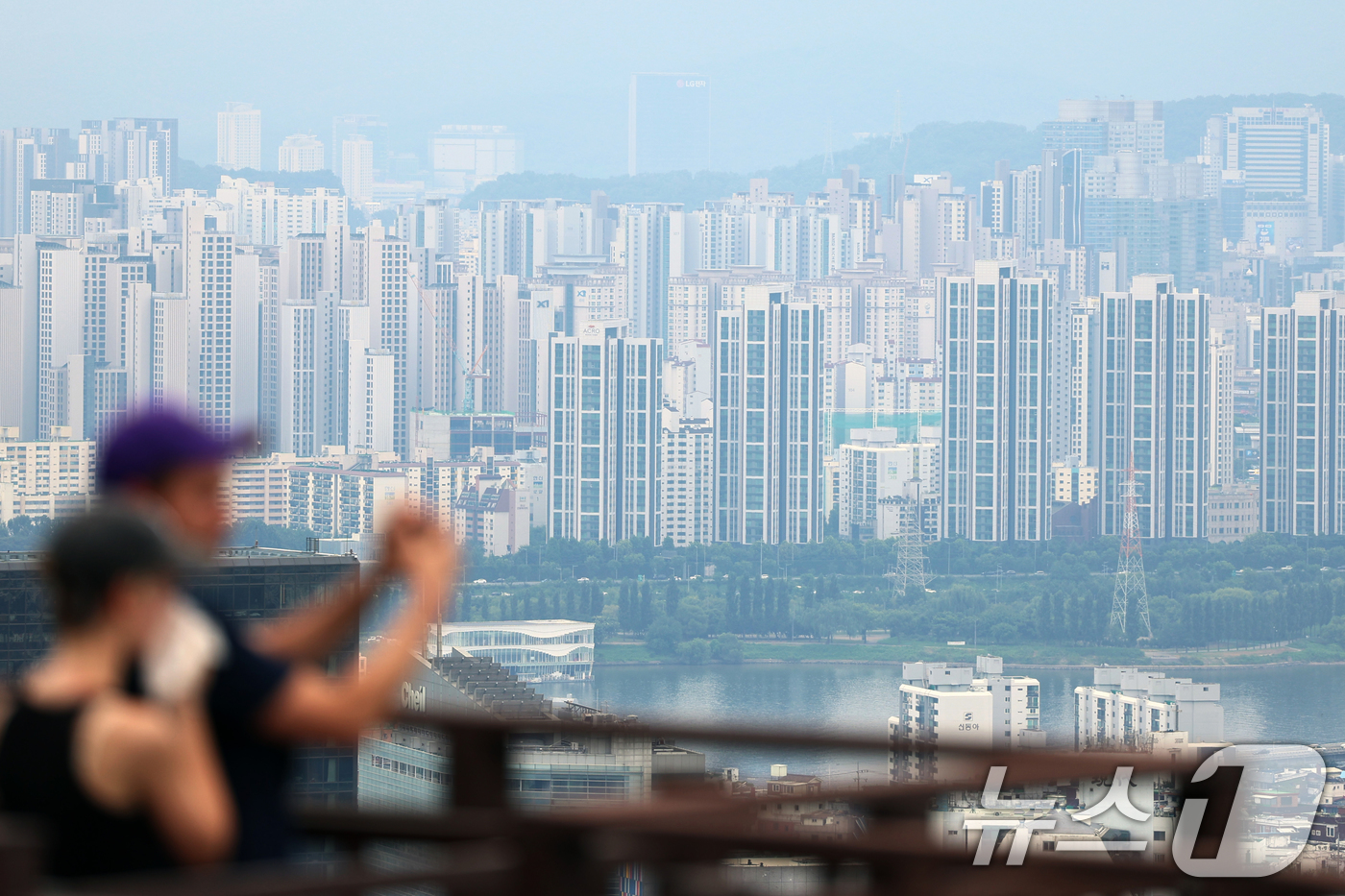 (서울=뉴스1) 황기선 기자 = 정부의 6·27 대출 규제 시행 후 서울 아파트 매맷값 상승 폭이 줄면서 집값 안정화에 대한 기대감이 커진 3일 서울 시내 아파트 단지가 보이고 있 …