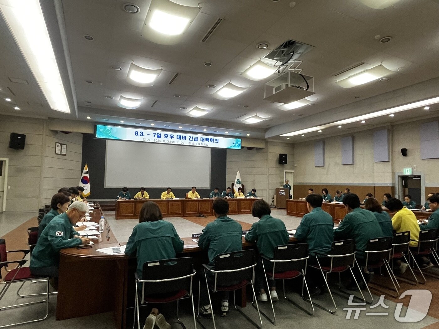 본문 이미지 - 산청군이 3일 오전 11시 군청 회의실에서 긴급 대책 회의를 열고 주민 대피 준비 등을 점검하고 있다.(산청군 제공. 재판매 및 DB금지)