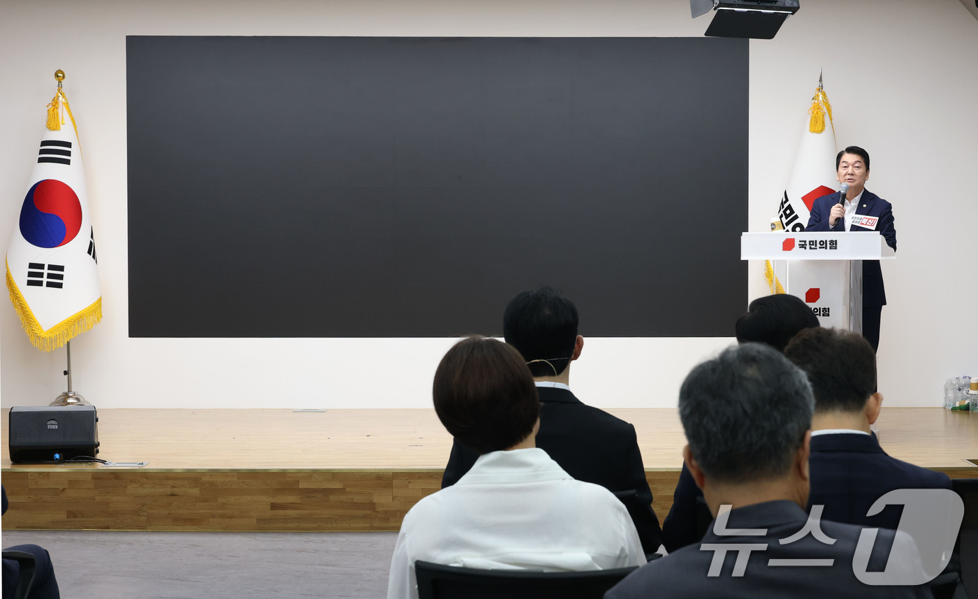 (서울=뉴스1) 이광호 기자 = 안철수 국민의힘 당대표 후보가 3일 오후 서울 여의도 중앙당사에서 열린 제6차 전당대회 후보자 비전대회에서 비전발표 도중 "아무것도 보이지 않는 미 …