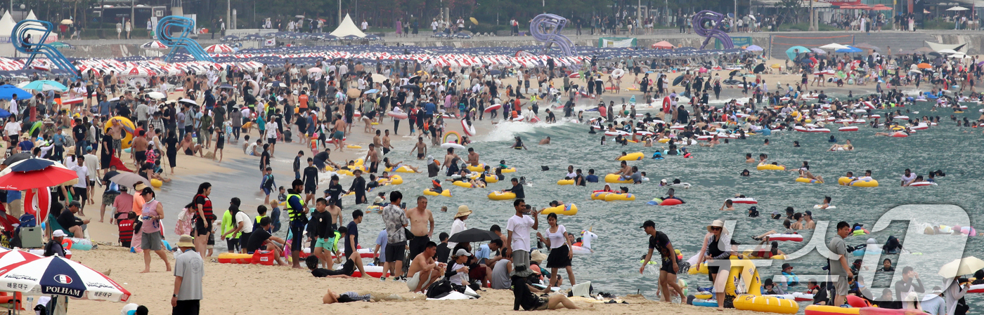 (부산=뉴스1) 윤일지 기자 = 폭염특보 속 피서 절정기를 맞은 3일 부산 해운대해수욕장을 찾은 피서객들이 물놀이를 즐기며 더위를 식히고 있다.  2025.8.3/뉴스1