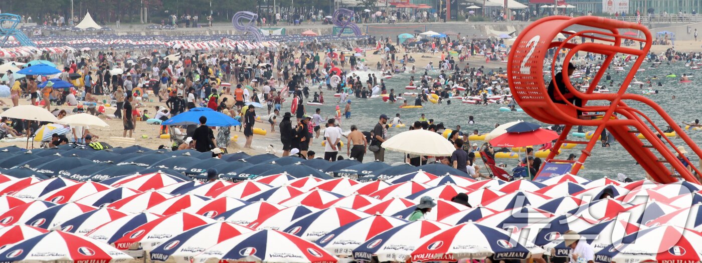 본문 이미지 - 폭염특보 속 피서 절정기를 맞은 3일 부산 해운대해수욕장을 찾은 피서객들이 물놀이를 즐기며 더위를 식히고 있다. 2025.8.3/뉴스1 ⓒ News1 윤일지 기자