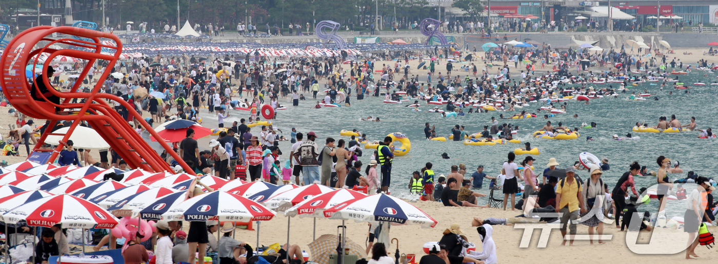 (부산=뉴스1) 윤일지 기자 = 폭염특보 속 피서 절정기를 맞은 3일 부산 해운대해수욕장을 찾은 피서객들이 물놀이를 즐기며 더위를 식히고 있다.  2025.8.3/뉴스1