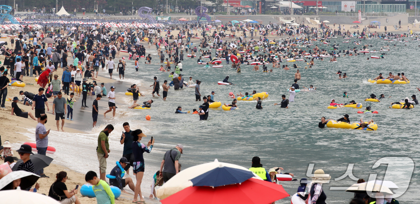 (부산=뉴스1) 윤일지 기자 = 폭염특보 속 피서 절정기를 맞은 3일 부산 해운대해수욕장을 찾은 피서객들이 물놀이를 즐기며 더위를 식히고 있다.  2025.8.3/뉴스1