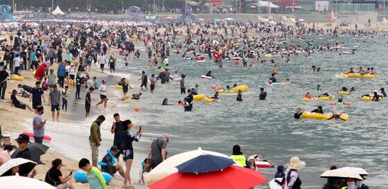 '낮 최고 33.5도' 찜통더위에 부산 해수욕장 북새통