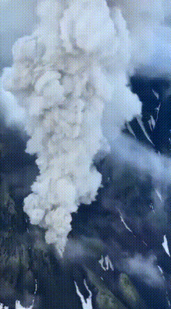 본문 이미지 - 러시아 크라셰닌니코프 화산의 600년 만에 폭발이 캄차카 반도 대지진과 관련 있을 가능성이 있다고 로이터 통신이 3일&#40;현지시간&#41; 현지 매체를 인용해 보도했다. &#40;소셜미디어 엑스 사용자 @Top_Disaster 캡쳐&#41;