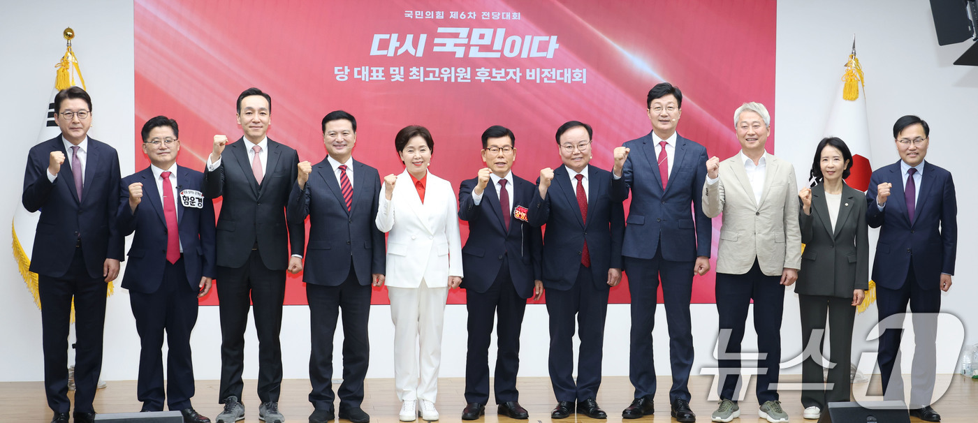 (서울=뉴스1) 이광호 기자 = 국민의힘 최고위원 후보들이 3일 오후 서울 여의도 중앙당사에서 열린 제6차 전당대회 후보자 비전대회에서 기념촬영을 하고 있다.왼쪽부터 신동욱, 함윤 …