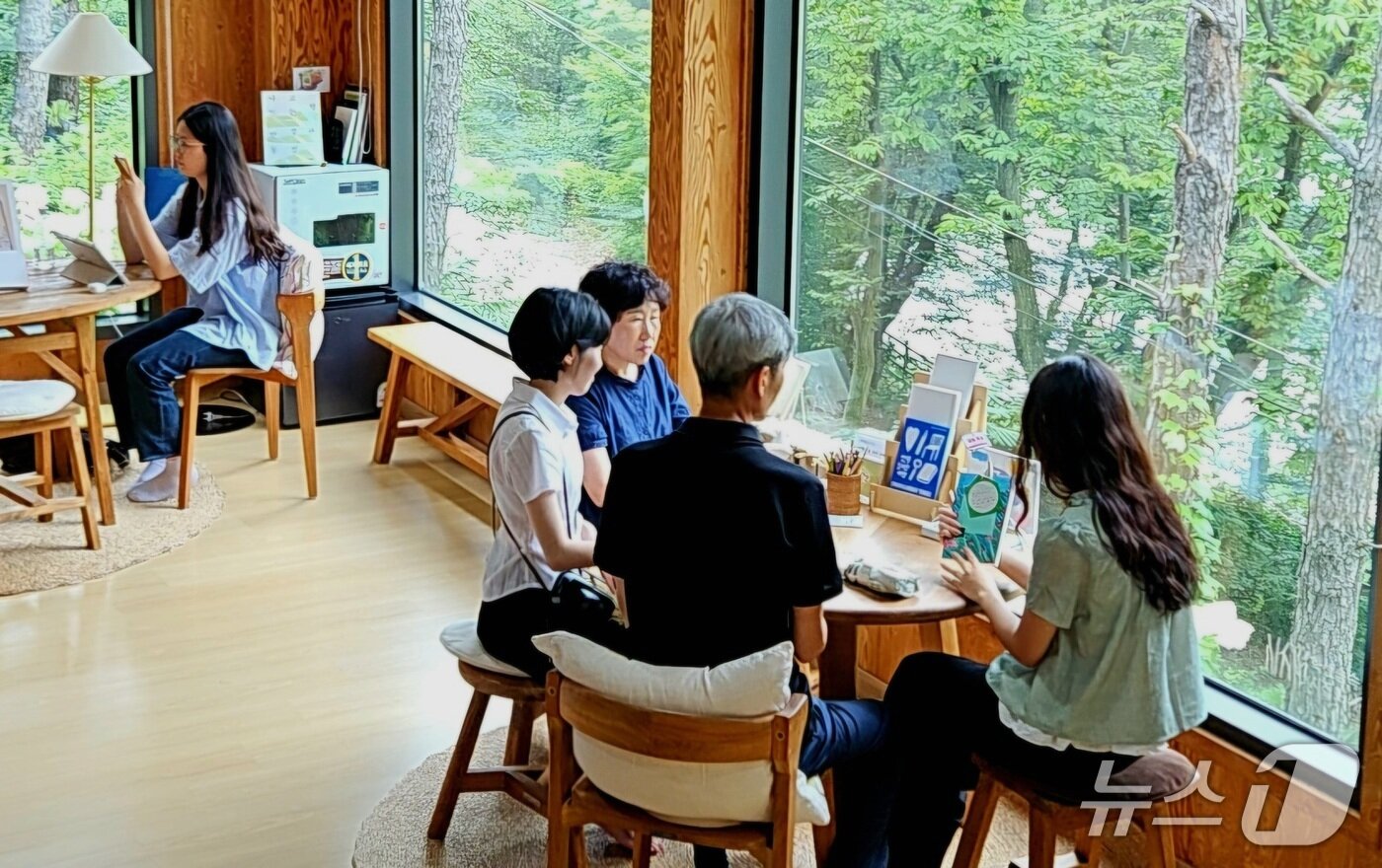 본문 이미지 - 3일 폭염경보가 내려진 전북 전주시의 학산숲속시집도서관에서 시민들이 독서를 즐기고 있다. 2025.8.3/뉴스1 신준수 기자