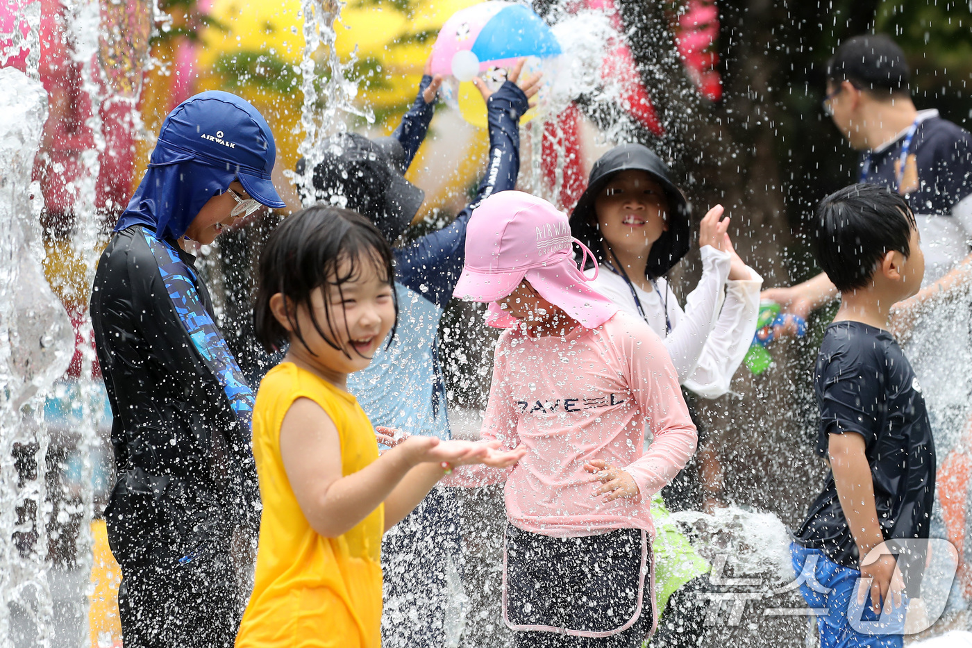 (대구=뉴스1) 공정식 기자 = 비 소식을 앞두고 흐린 가운데 찜통더위가 계속된 3일 대구 달서구 이월드를 찾은 어린이들이 바닥분수에서 물놀이를 즐기고 있다. 2025.8.3/뉴스 …