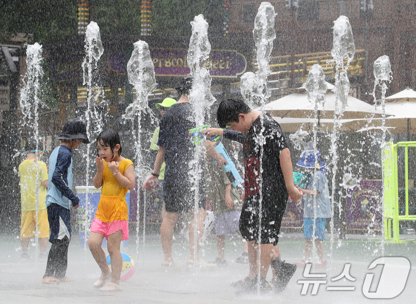 (대구=뉴스1) 공정식 기자 = 비 소식을 앞두고 흐린 가운데 찜통더위가 계속된 3일 대구 달서구 이월드를 찾은 어린이들이 바닥분수에서 물놀이를 즐기고 있다. 2025.8.3/뉴스 …