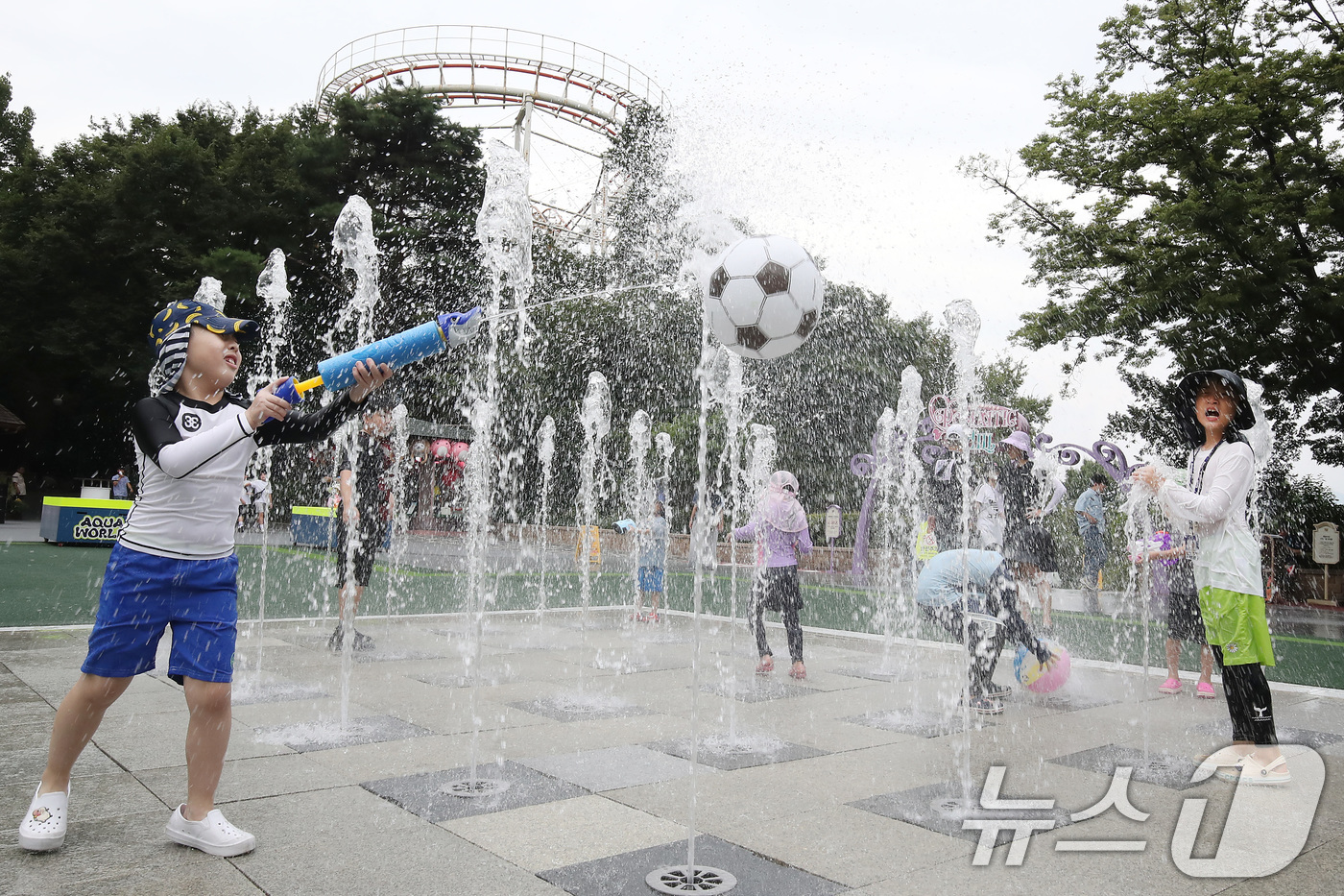 (대구=뉴스1) 공정식 기자 = 비 소식을 앞두고 흐린 가운데 찜통더위가 계속된 3일 대구 달서구 이월드를 찾은 어린이들이 바닥분수에서 물놀이를 즐기고 있다. 2025.8.3/뉴스 …