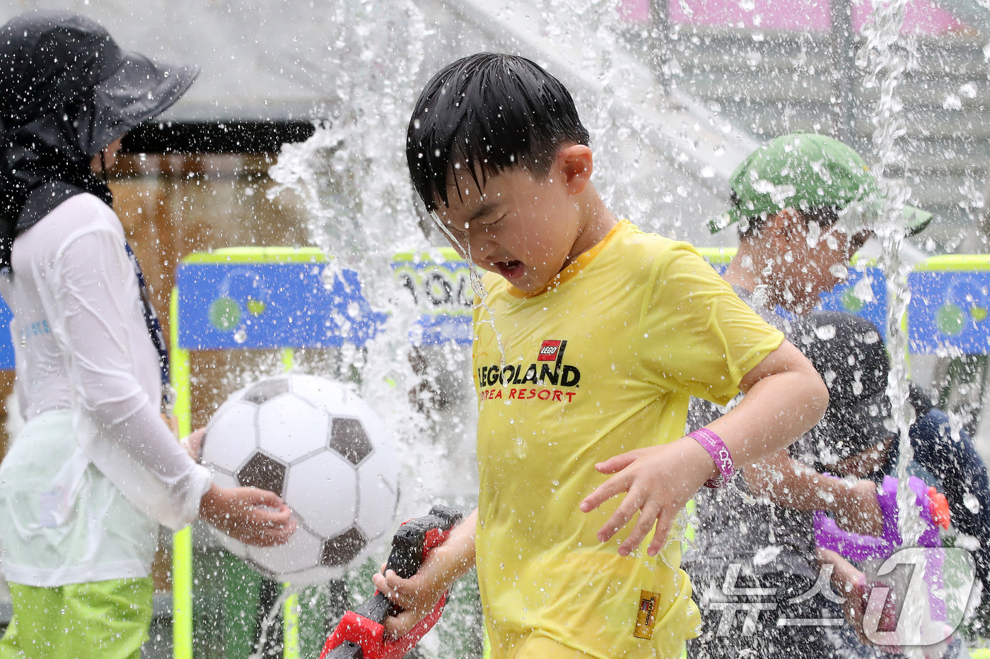 (대구=뉴스1) 공정식 기자 = 비 소식을 앞두고 흐린 가운데 찜통더위가 계속된 3일 대구 달서구 이월드를 찾은 어린이들이 바닥분수에서 물놀이를 즐기고 있다. 2025.8.3/뉴스 …
