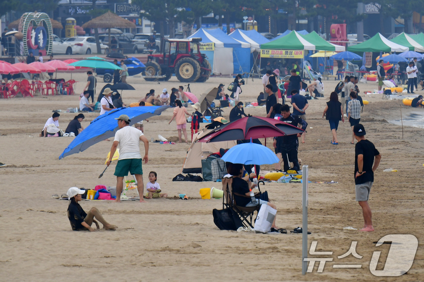 (포항=뉴스1) 최창호 기자 = 3일 경북 포항시 북구 영일대해수욕장에서 피서객들이 더위를 식히고 있다. 2025.8.3/뉴스1