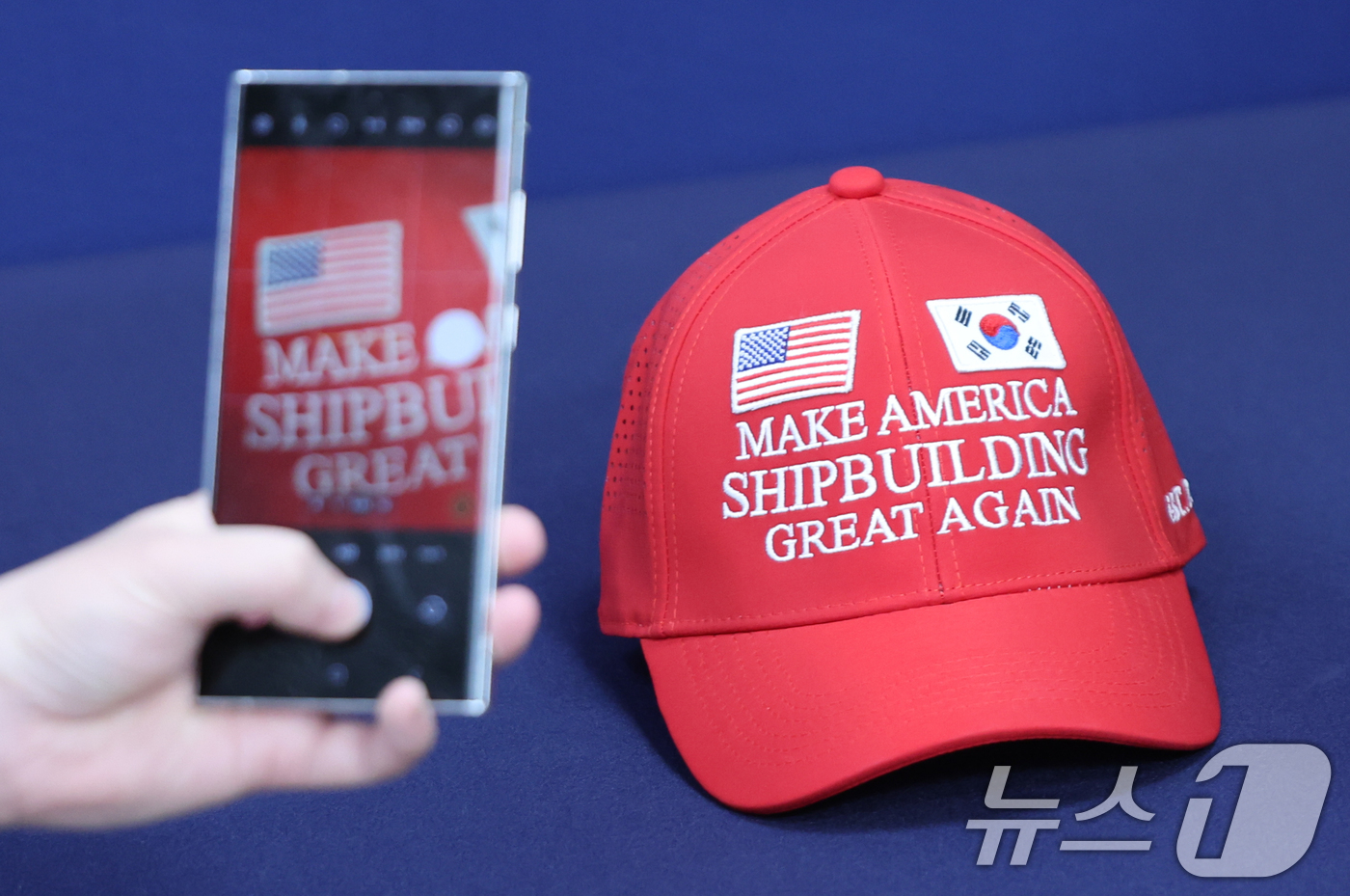 (서울=뉴스1) 허경 기자 = 3일 서울 용산구 대통령실 청사에서 한미 관세 협상 타결을 위해 우리 정부가 제작한 '마스가(MASGA)' 문구가 쓰인 빨간 모자를 언론에 공개하고 …